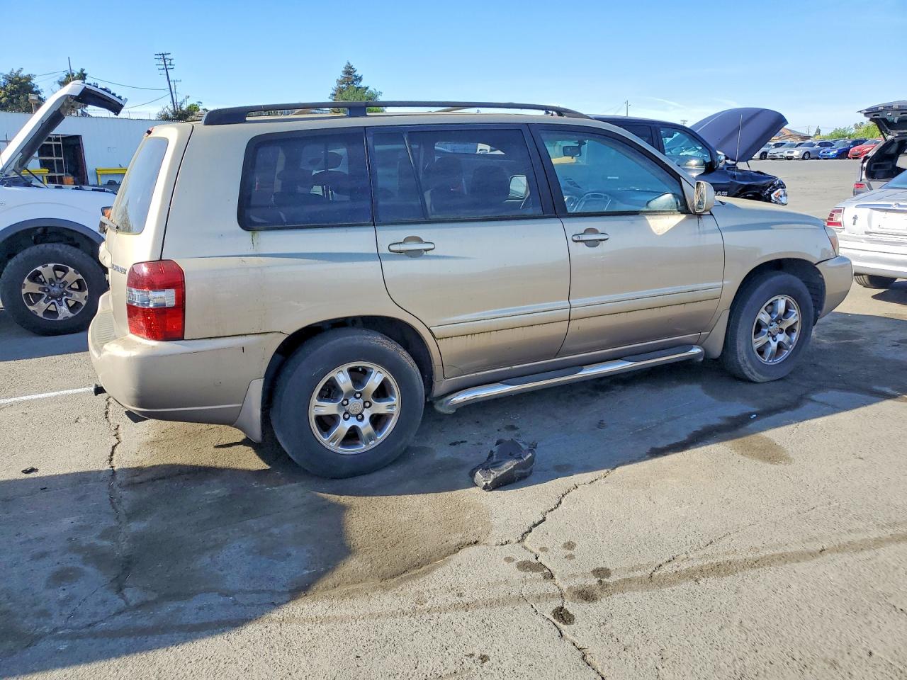 2004 Toyota Highlander Base Gold vin: JTEDP21A640039421