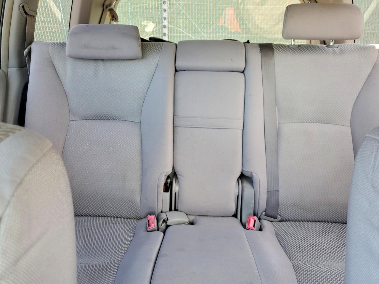 2004 Toyota Highlander Base Silver vin: JTEDP21A740012065
