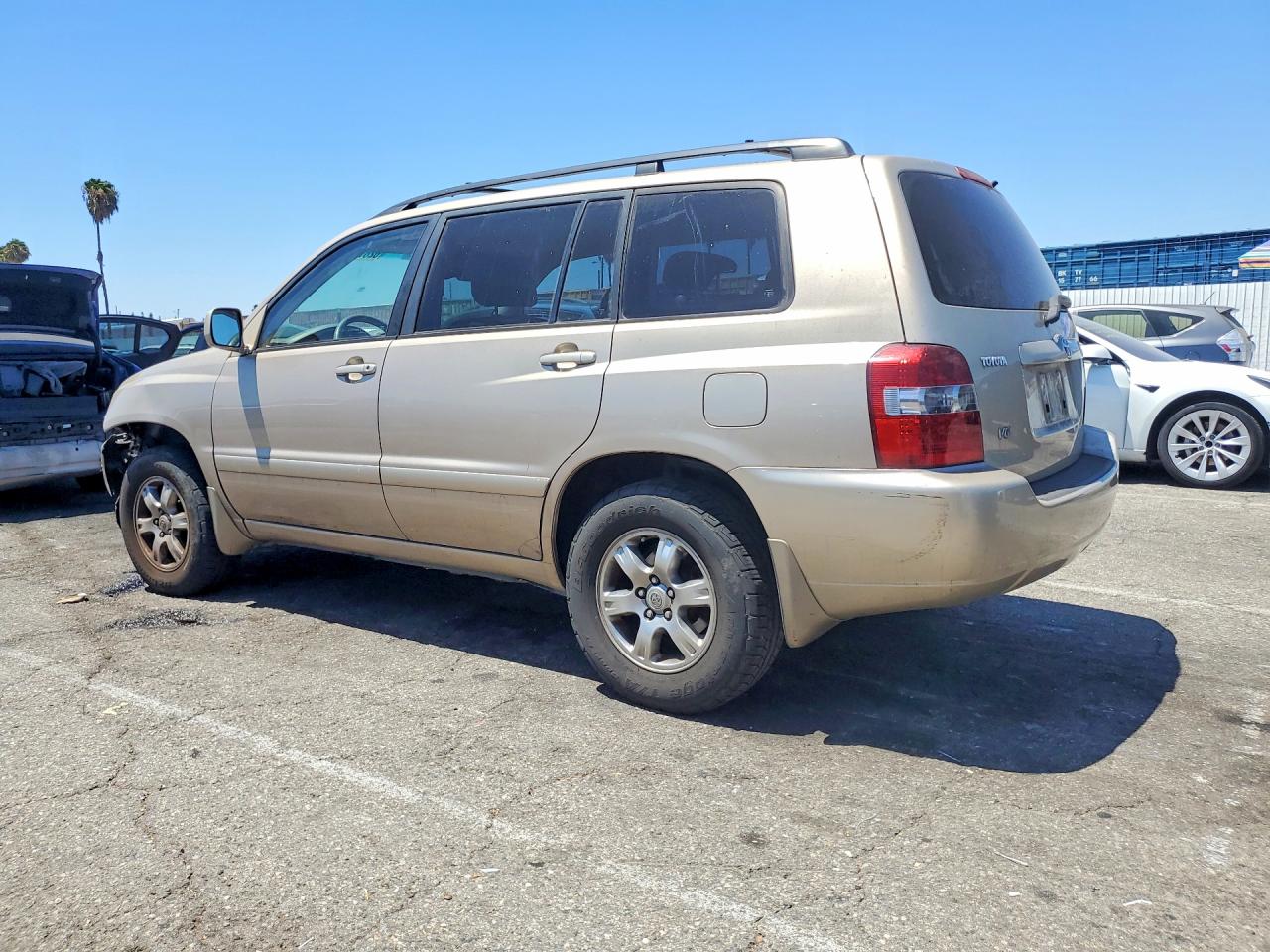 2004 Toyota Highlander Base Tan vin: JTEDP21A740016469