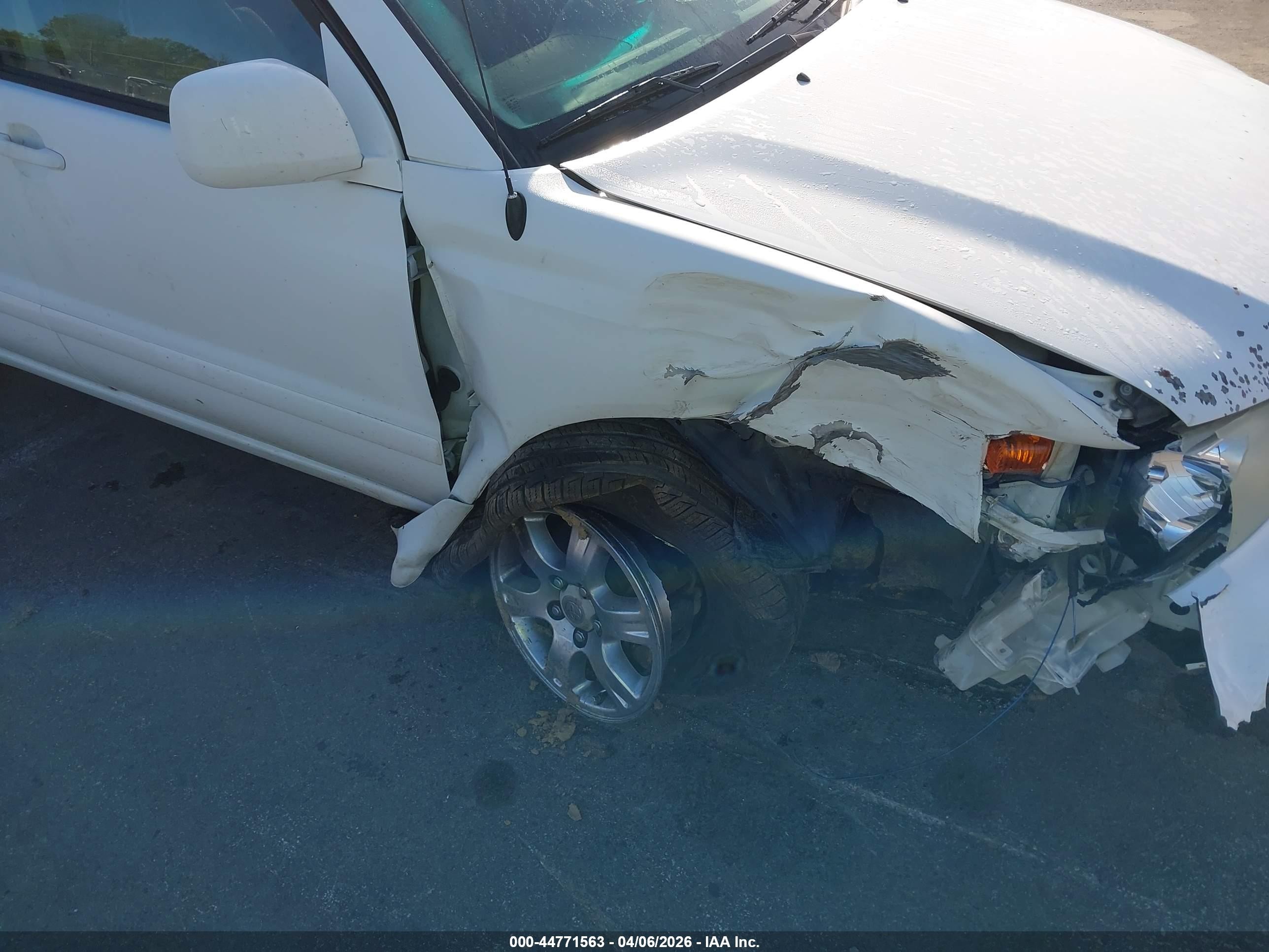2006 Toyota Highlander V6 White vin: JTEDP21A960120920