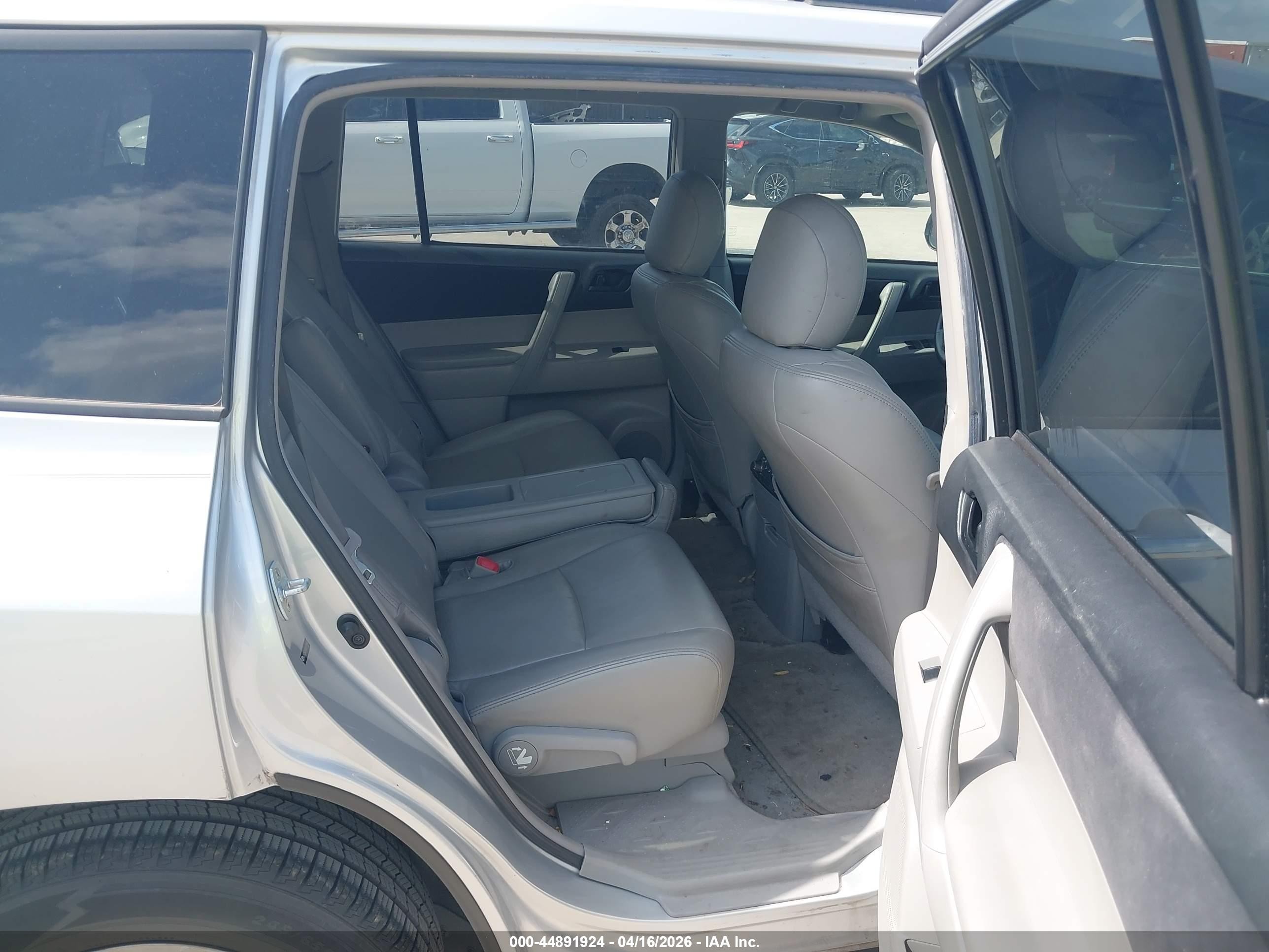 2008 Toyota Highlander   Silver vin: JTEDS41A082039953