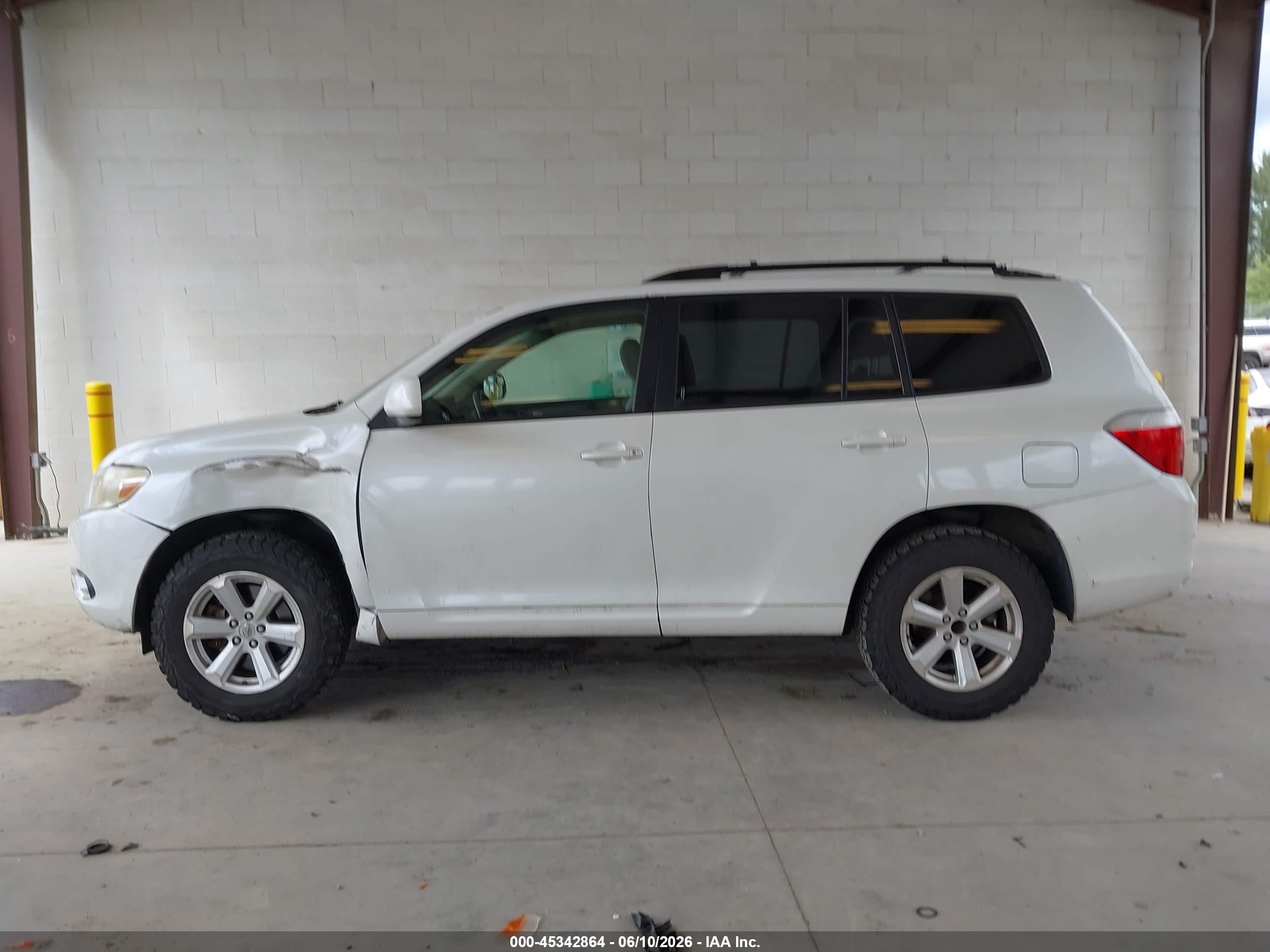 2008 Toyota Highlander   White vin: JTEDS41A082051147