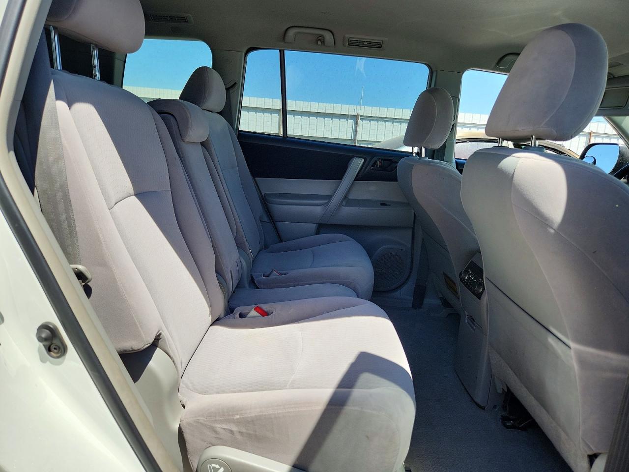 2009 Toyota Highlander Base White vin: JTEDS41A292088010