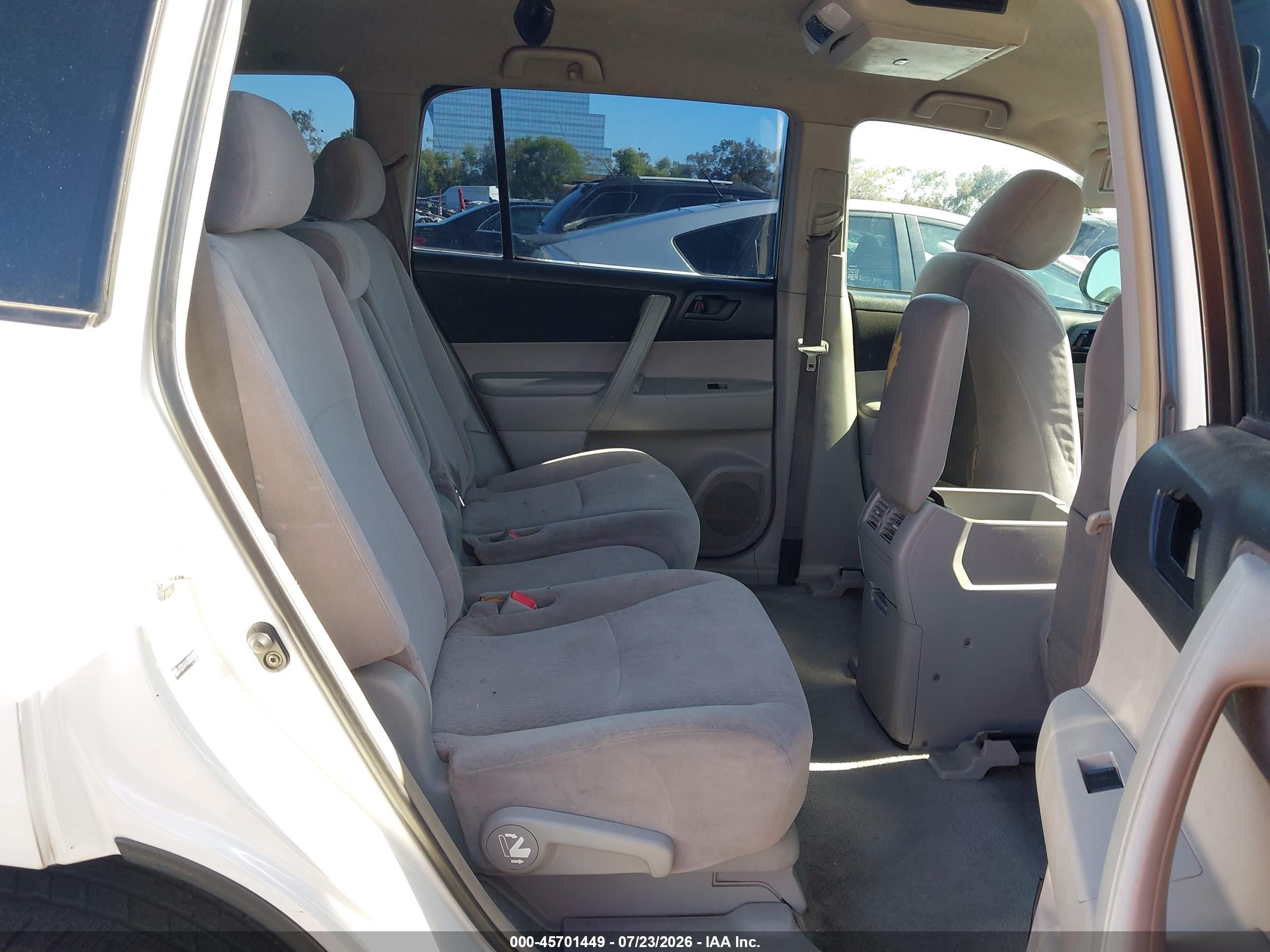 2008 Toyota Highlander   White vin: JTEDS41A382009328