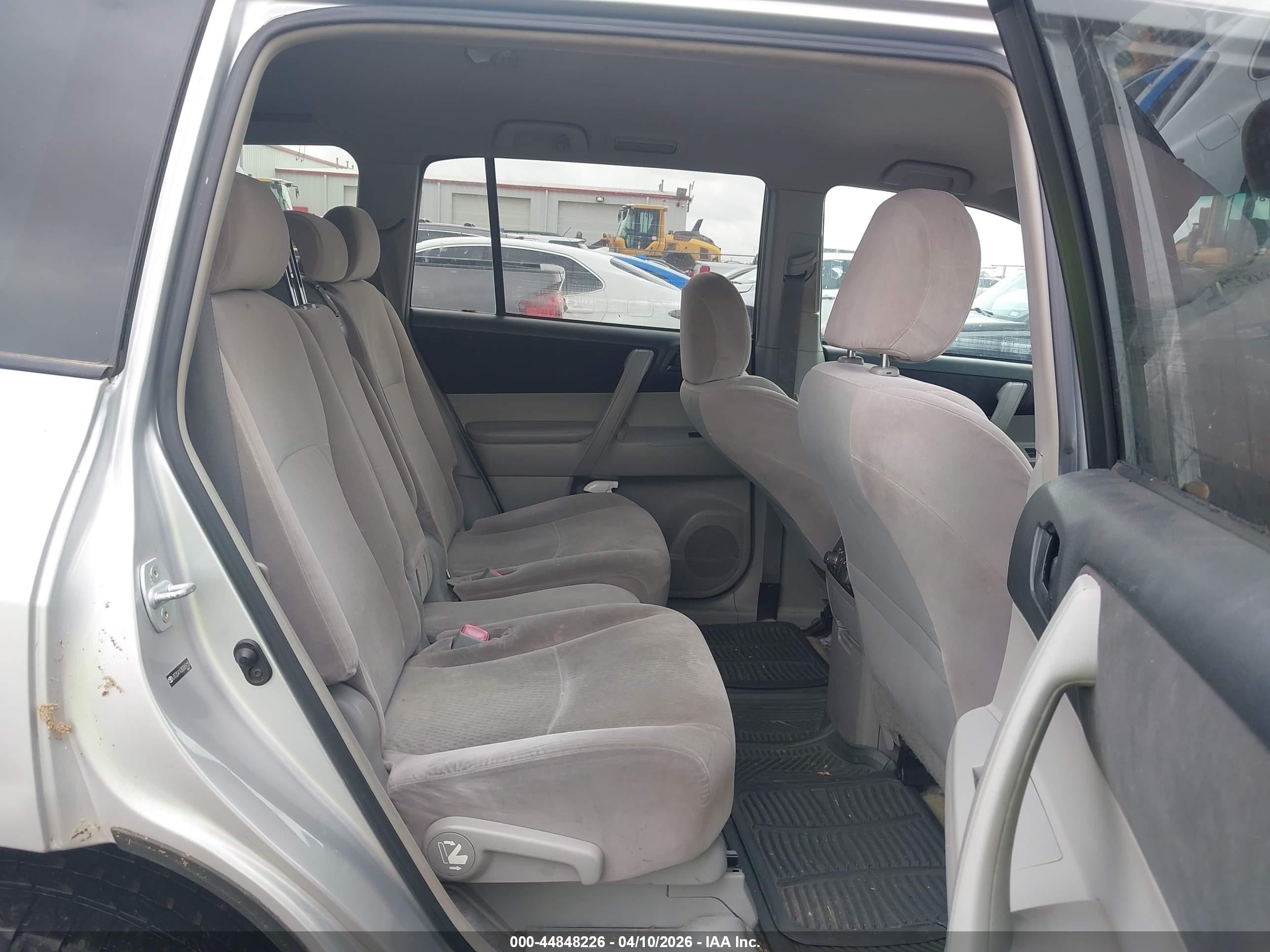2008 Toyota Highlander   Silver vin: JTEDS41A382065155