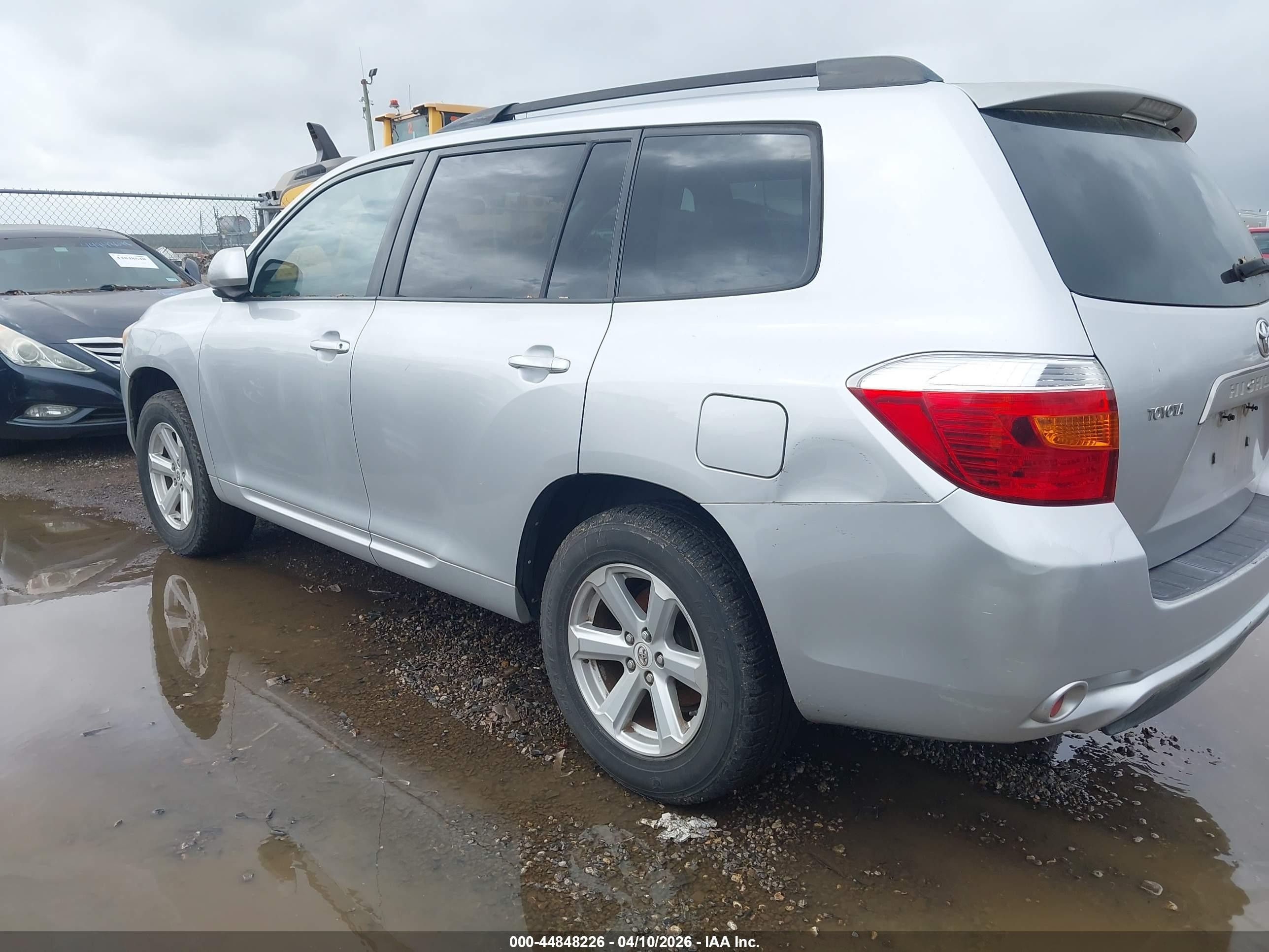 2008 Toyota Highlander   Silver vin: JTEDS41A382065155