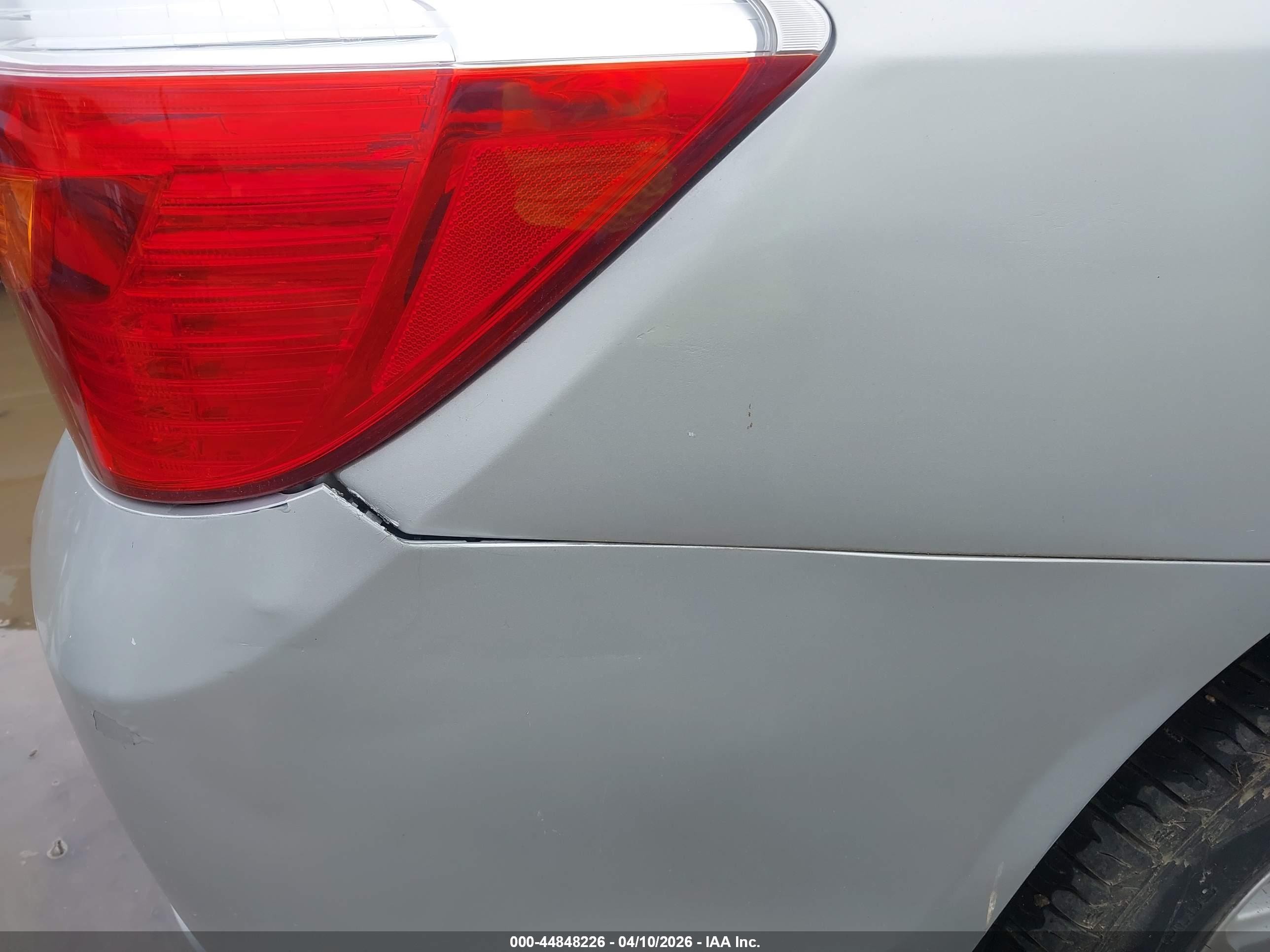 2008 Toyota Highlander   Silver vin: JTEDS41A382065155