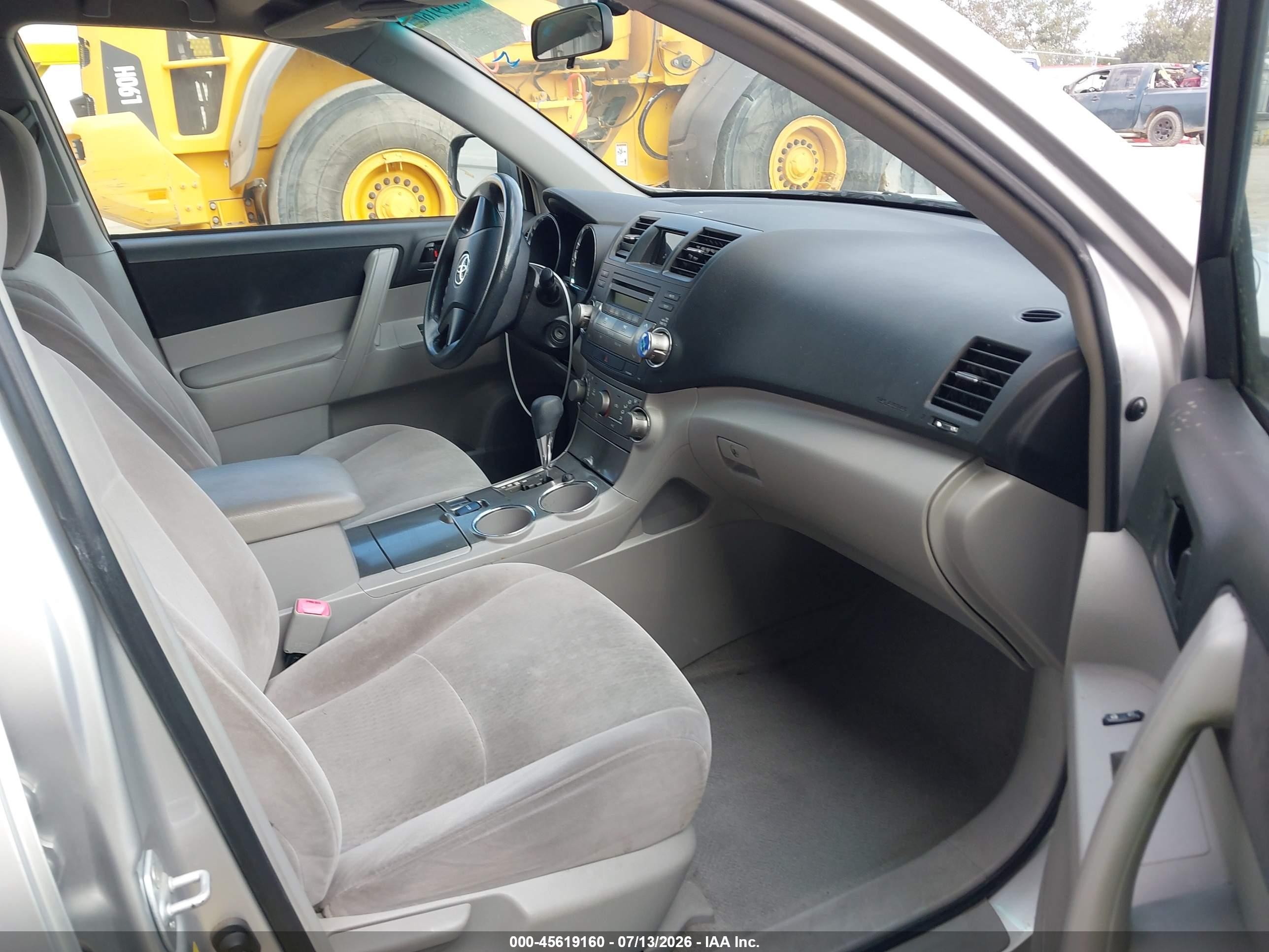 2008 Toyota Highlander   Silver vin: JTEDS41A382067827