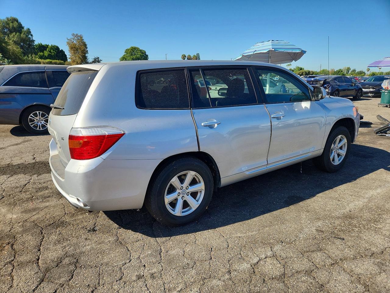 2008 Toyota Highlander Base Silver vin: JTEDS41A482022671
