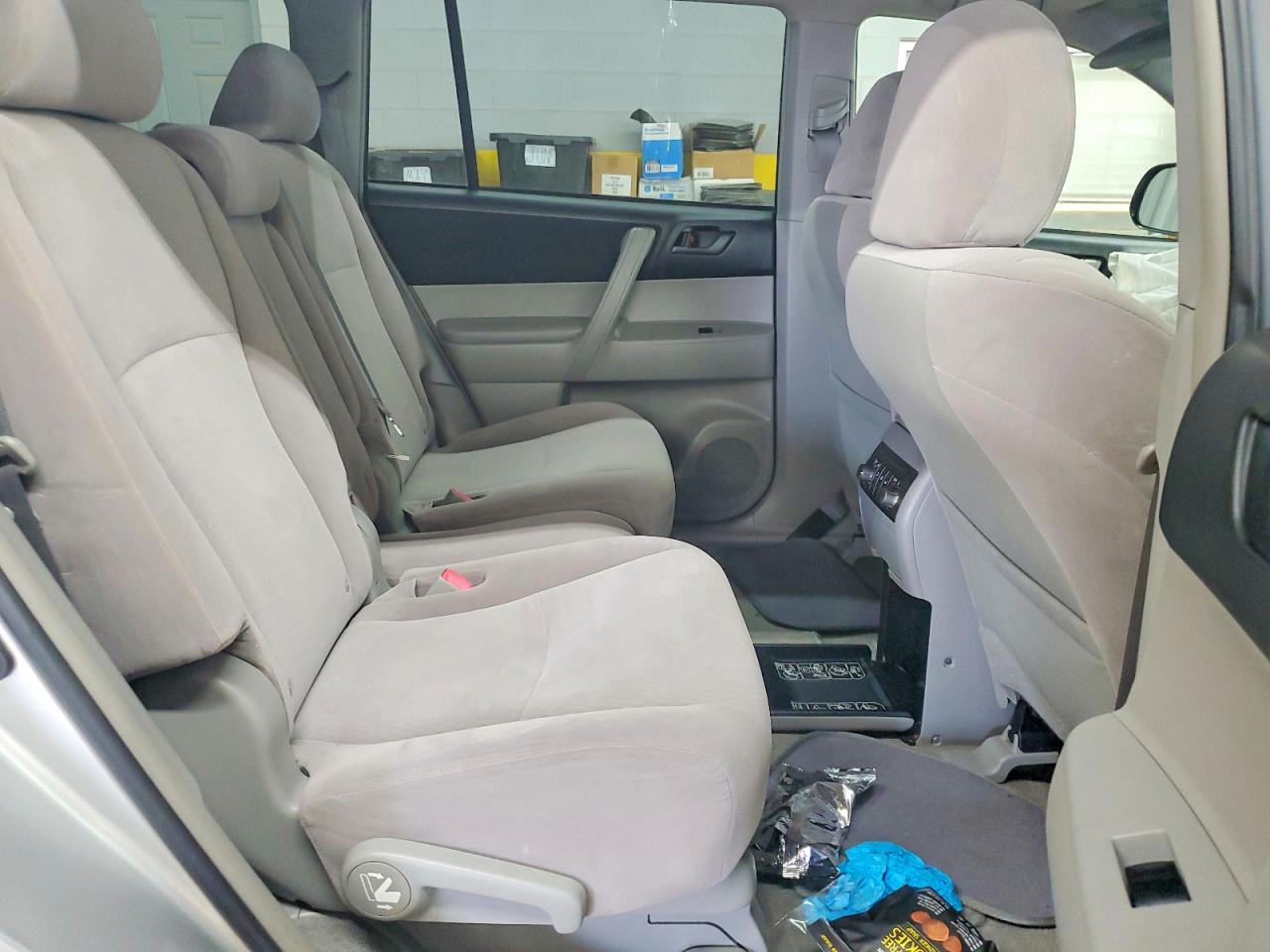 2009 Toyota Highlander Base Silver vin: JTEDS41A492081706