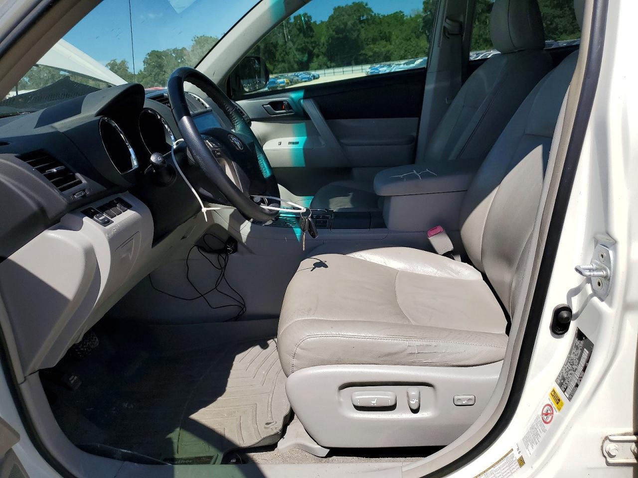 2009 Toyota Highlander Base White vin: JTEDS41A492085254