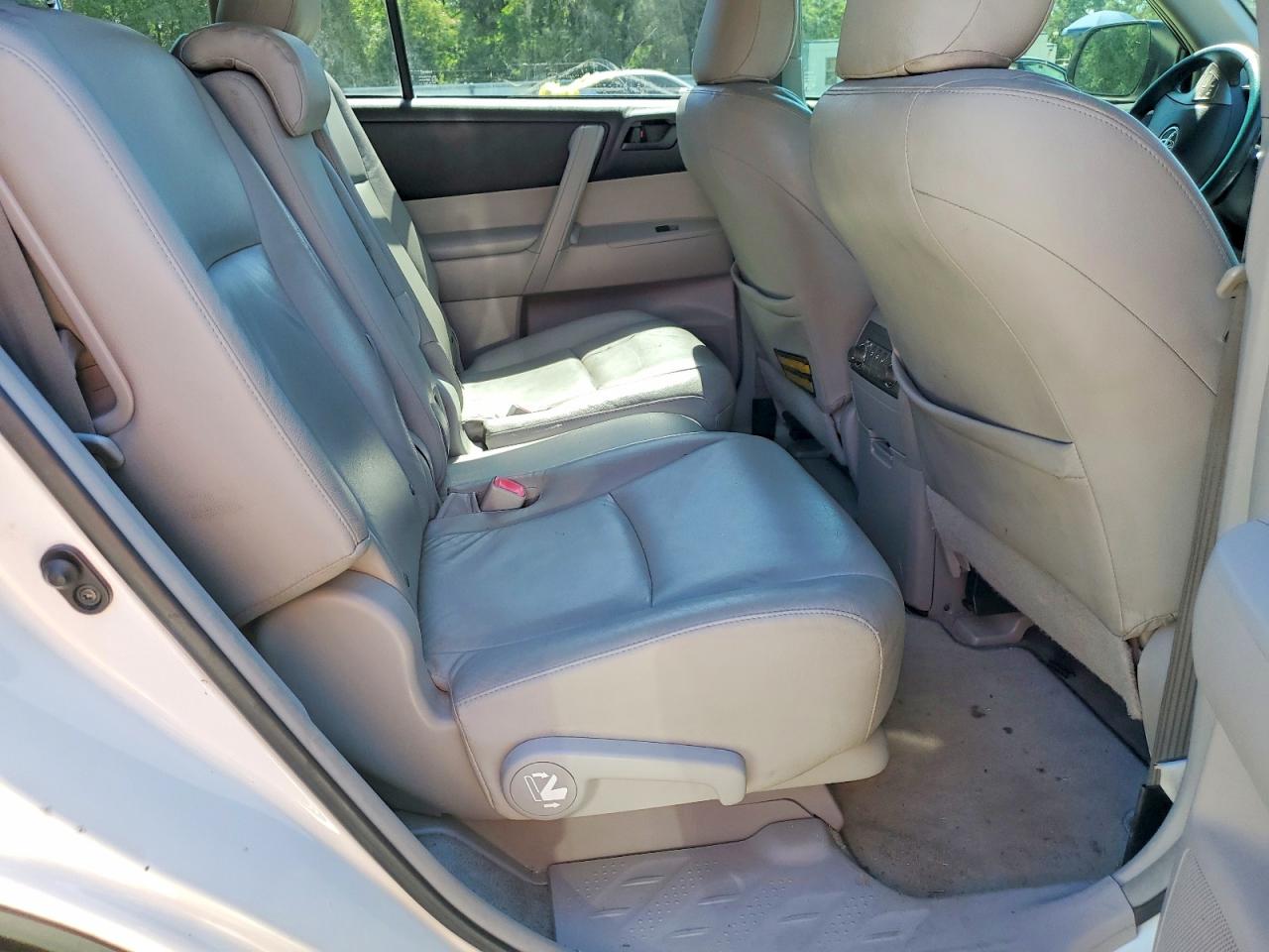 2009 Toyota Highlander Base White vin: JTEDS41A492085254