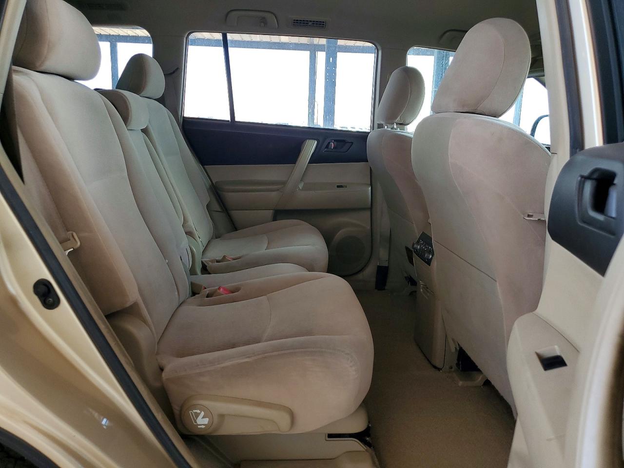 2008 Toyota Highlander Base Gold vin: JTEDS41A582019469