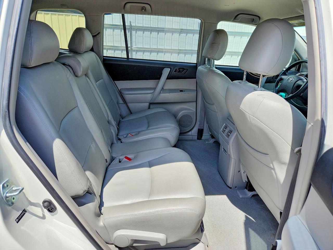 2008 Toyota Highlander Base White vin: JTEDS41A582030293
