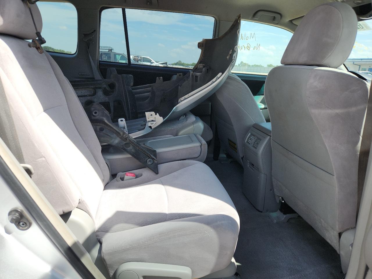 2008 Toyota Highlander Base Silver vin: JTEDS41A582039060