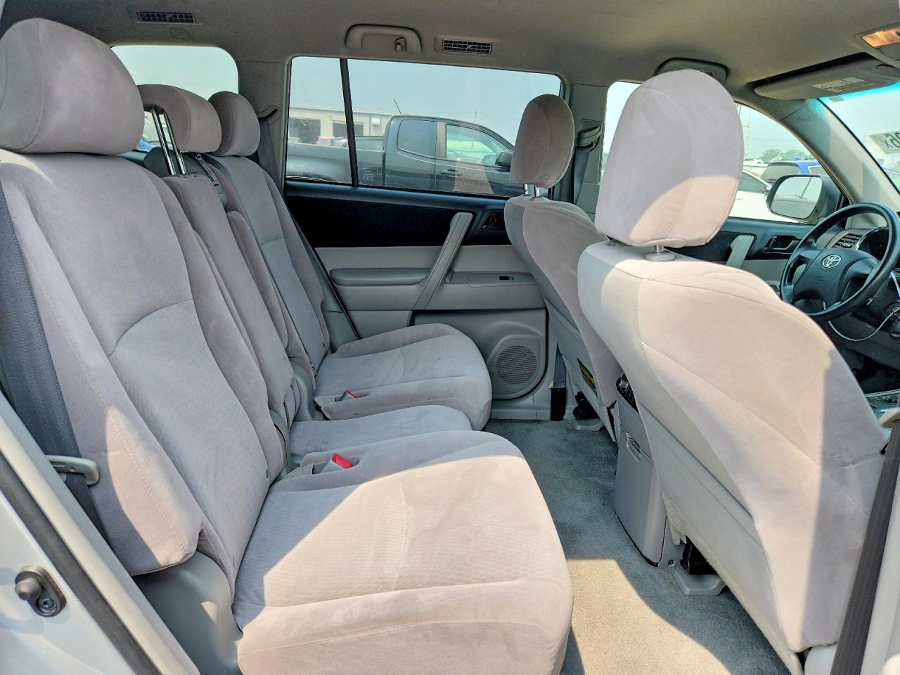 2009 Toyota Highlander Base Silver vin: JTEDS41A592089460