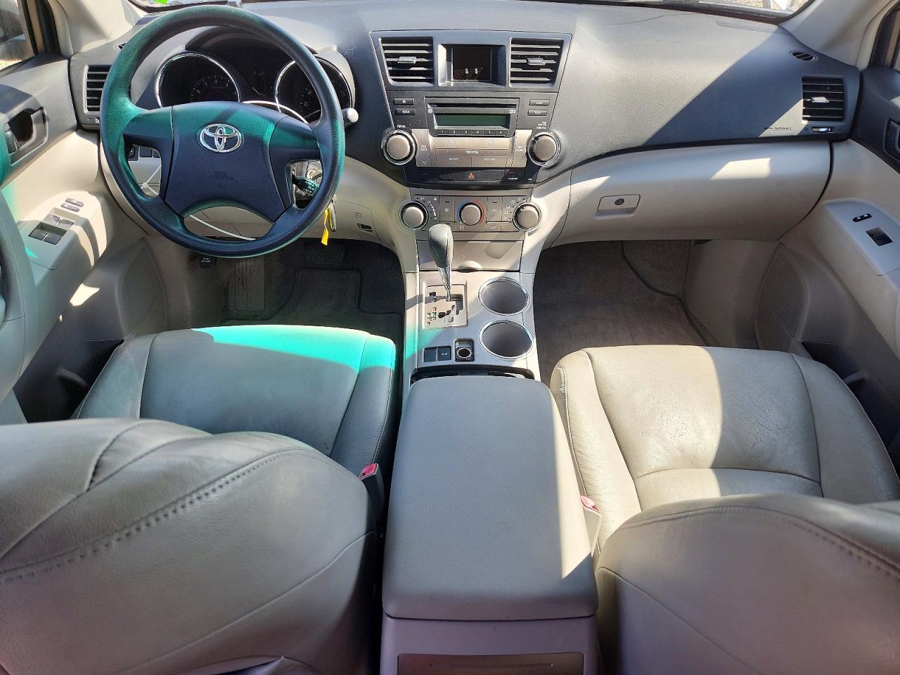 2008 Toyota Highlander Base Silver vin: JTEDS41A682037656