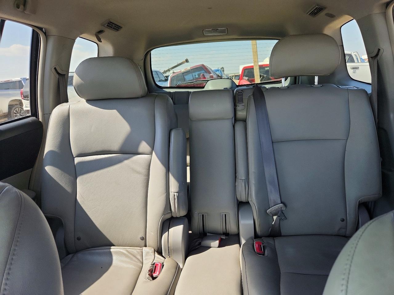 2008 Toyota Highlander Base Silver vin: JTEDS41A682037656