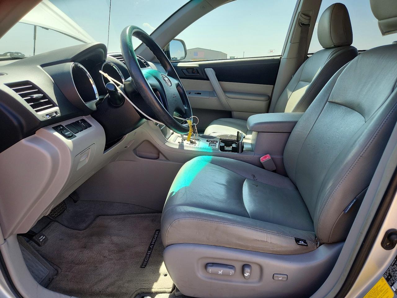 2008 Toyota Highlander Base Silver vin: JTEDS41A682037656