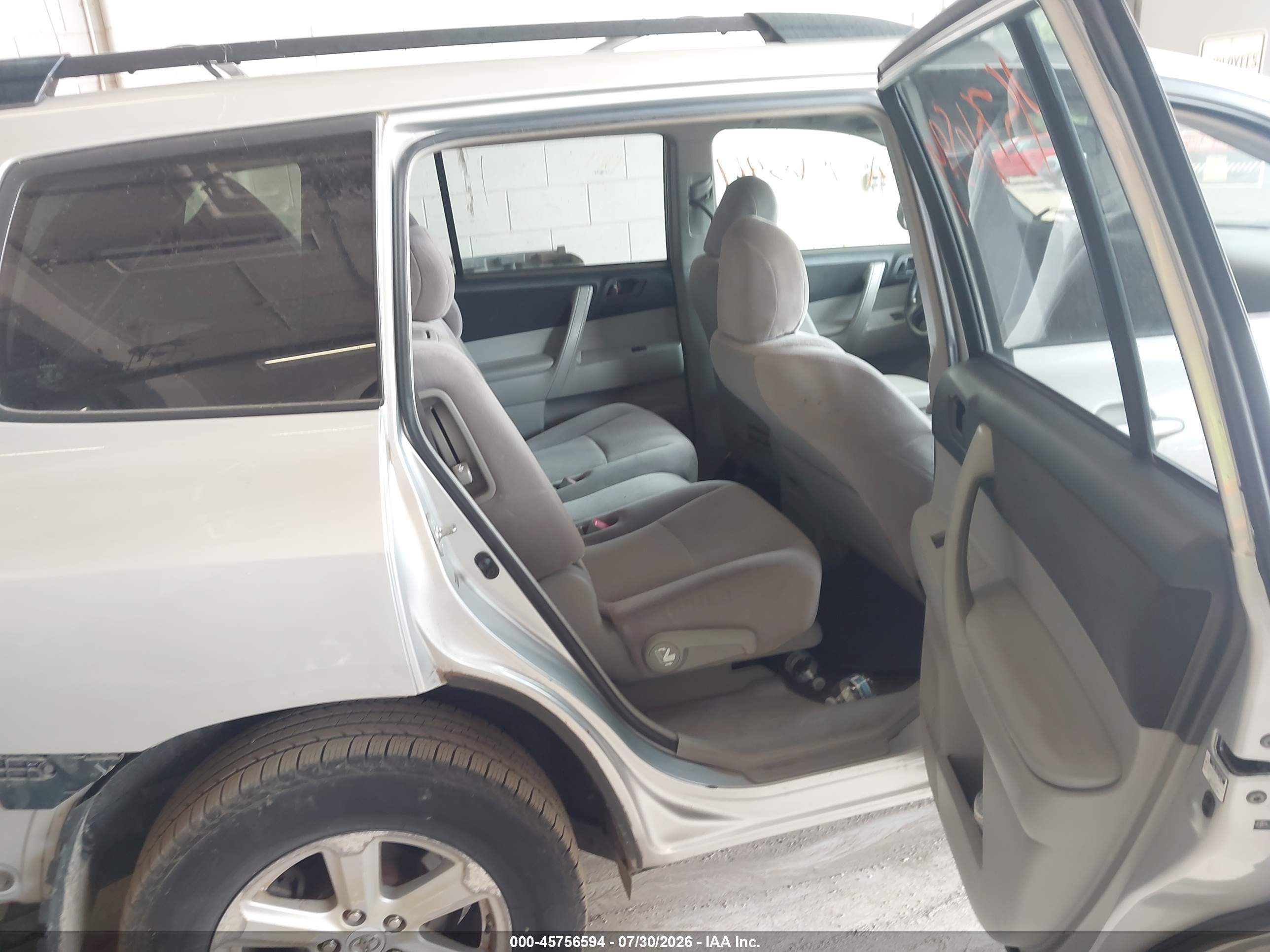 2008 Toyota Highlander   Silver vin: JTEDS41A882021779