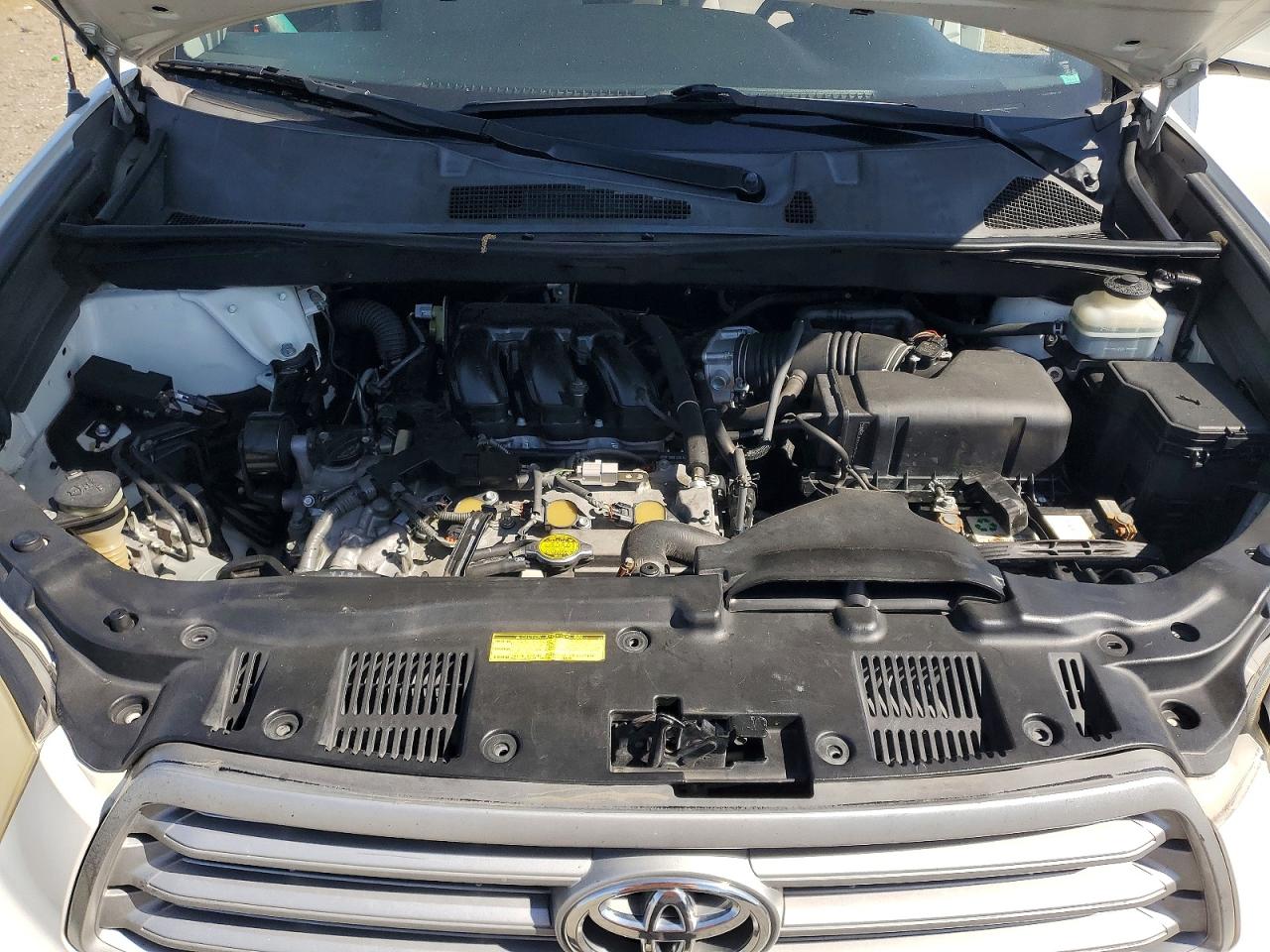 2008 Toyota Highlander Base White vin: JTEDS41A882033494