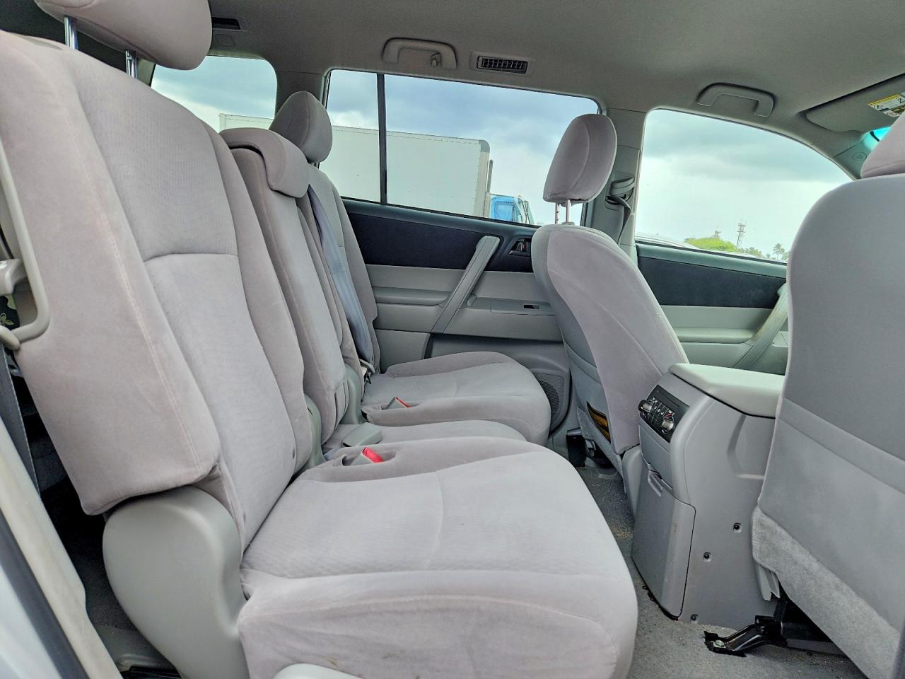2008 Toyota Highlander Base Silver vin: JTEDS41A882067273