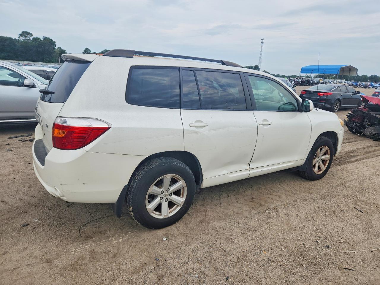 2008 Toyota Highlander Base White vin: JTEDS41A982010015