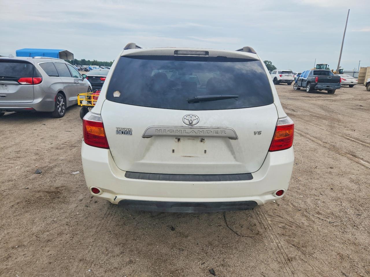 2008 Toyota Highlander Base White vin: JTEDS41A982010015