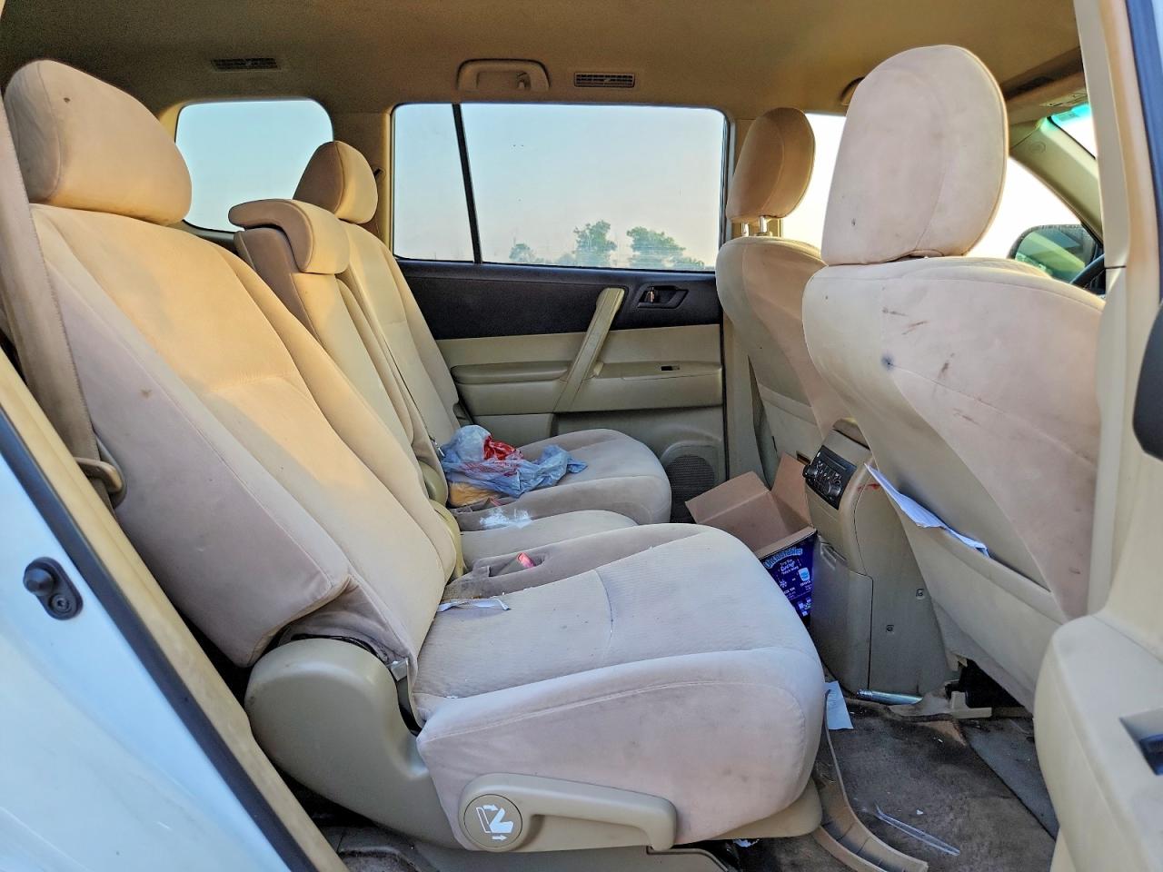 2009 Toyota Highlander Base White vin: JTEDS41A992070975