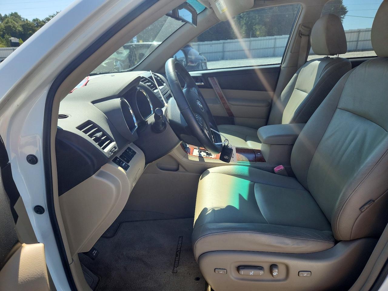2008 Toyota Highlander Limited White vin: JTEDS42A682060823