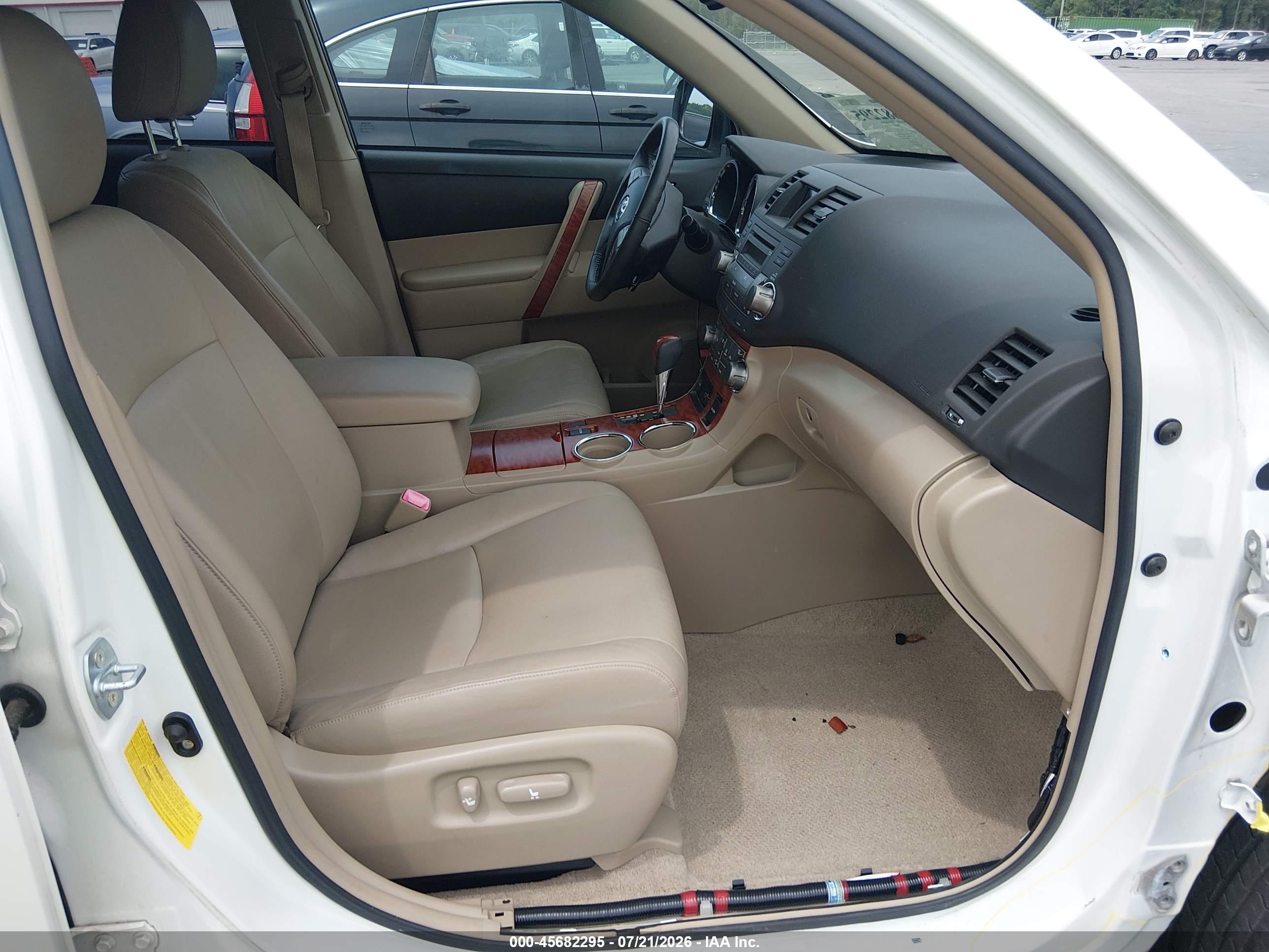 2008 Toyota Highlander Limited White vin: JTEDS42A882067921