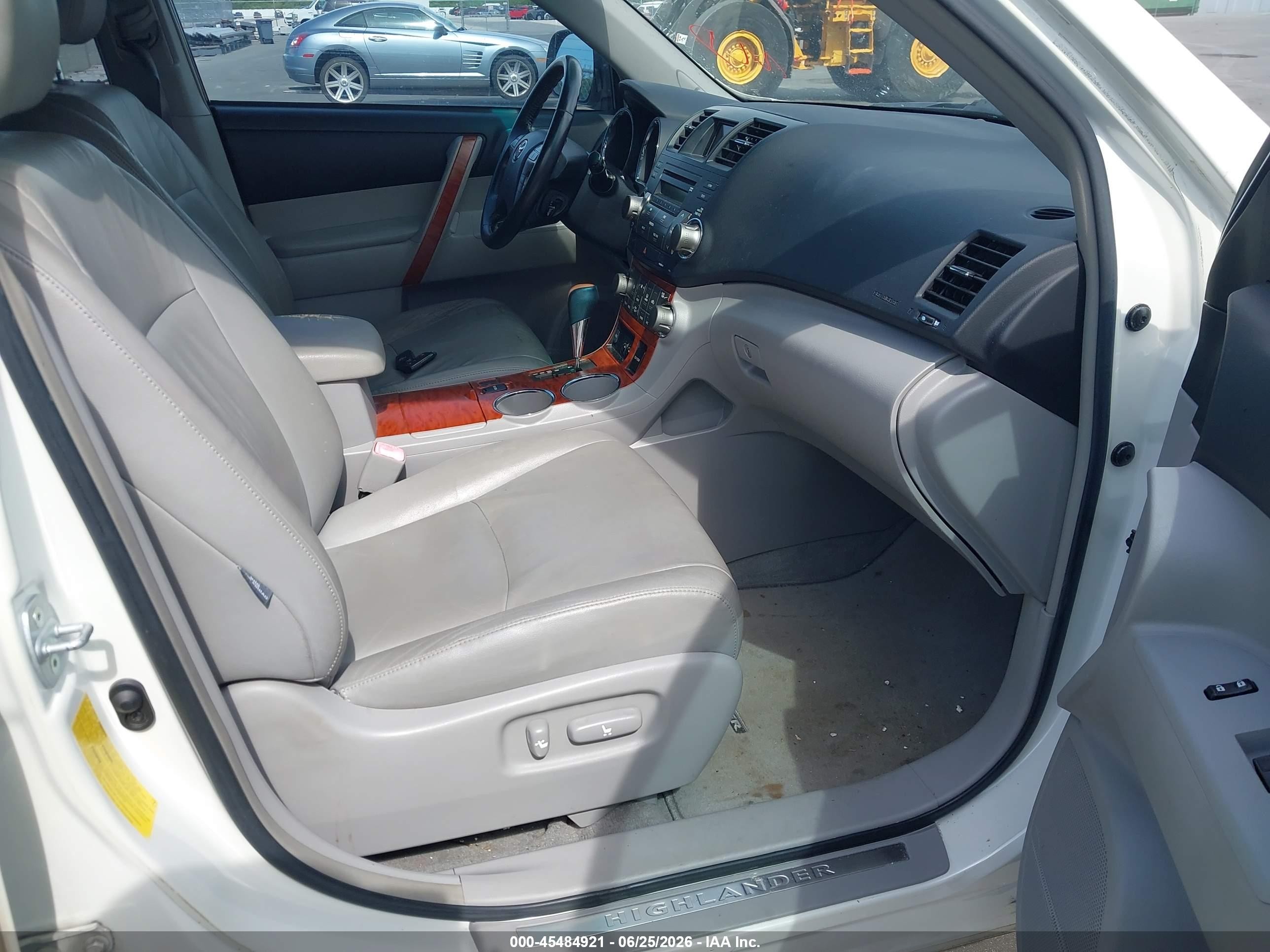 2008 Toyota Highlander Limited White vin: JTEDS42A982021580