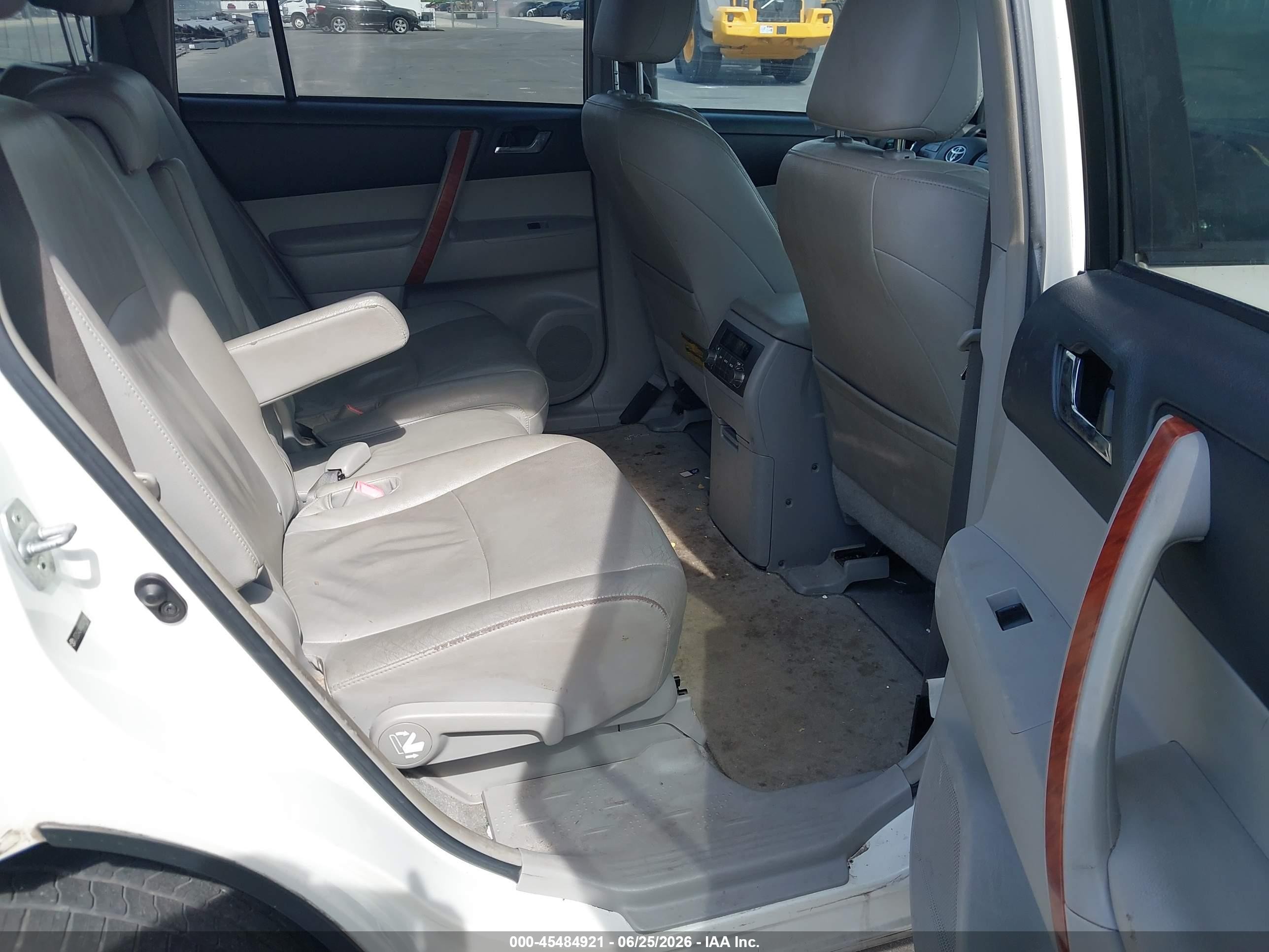 2008 Toyota Highlander Limited White vin: JTEDS42A982021580