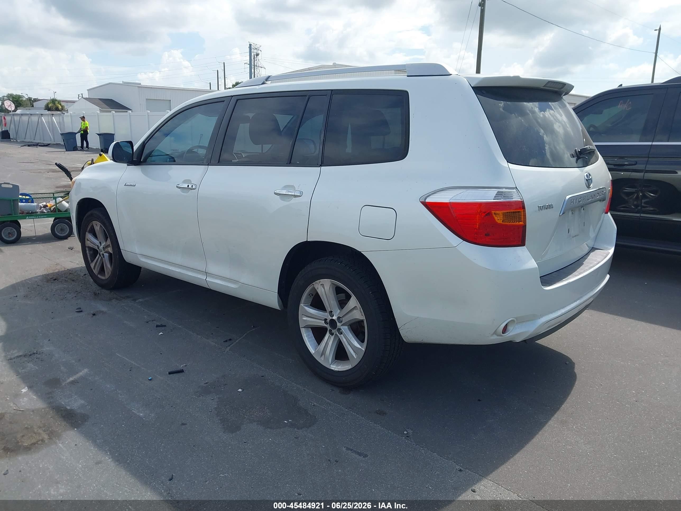 2008 Toyota Highlander Limited White vin: JTEDS42A982021580