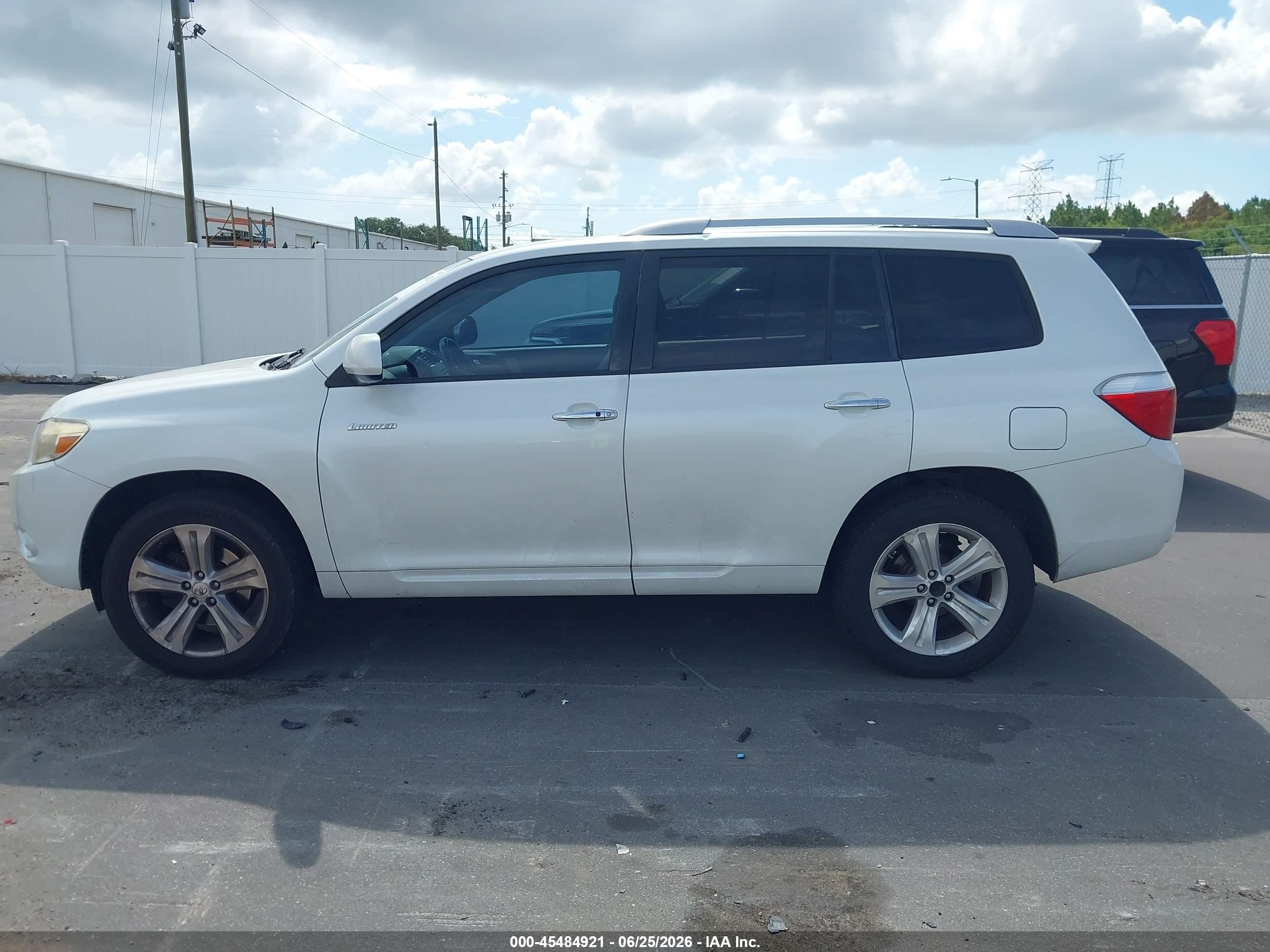 2008 Toyota Highlander Limited White vin: JTEDS42A982021580