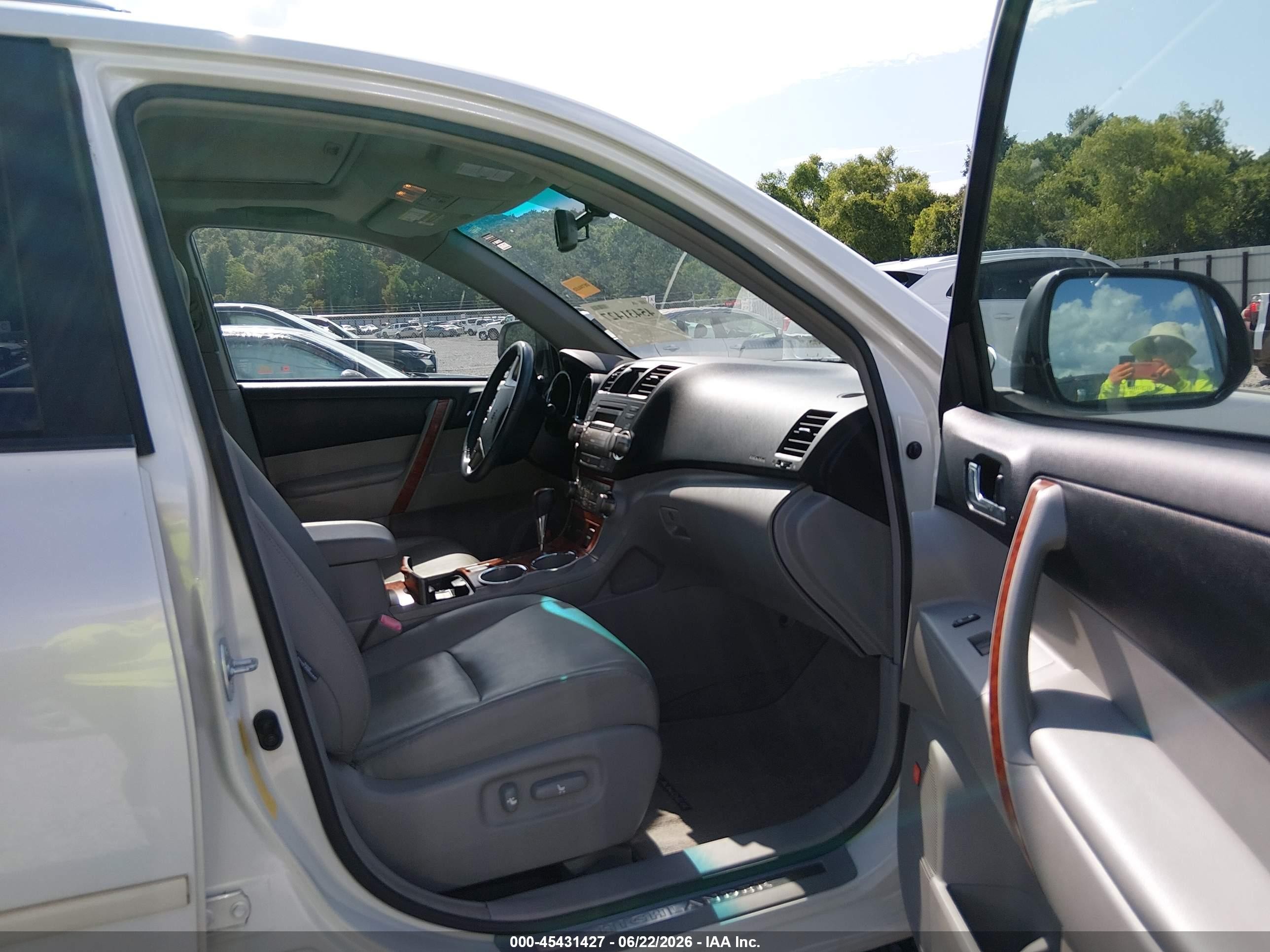 2008 Toyota Highlander Limited White vin: JTEDS42AX82035228