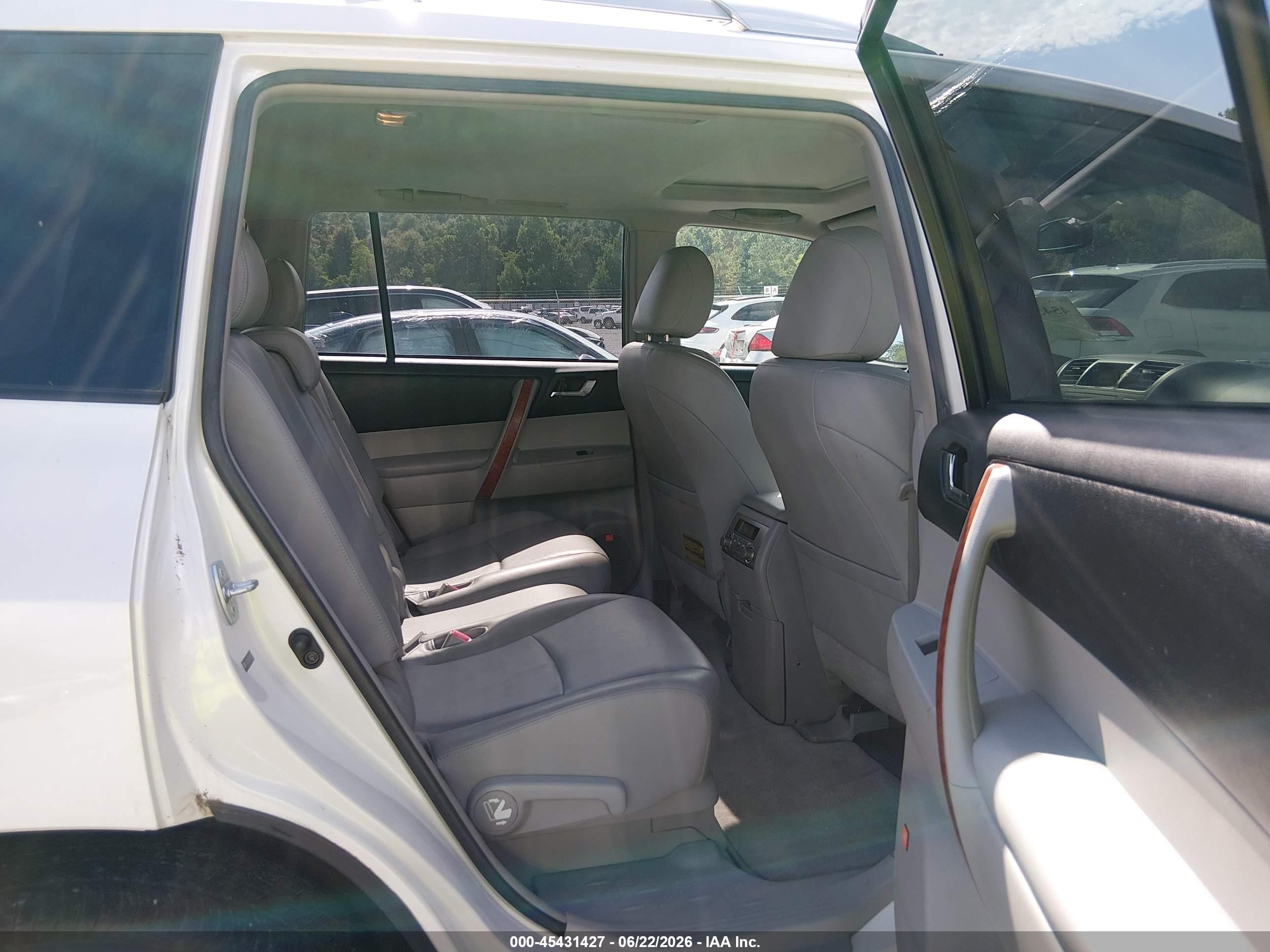 2008 Toyota Highlander Limited White vin: JTEDS42AX82035228