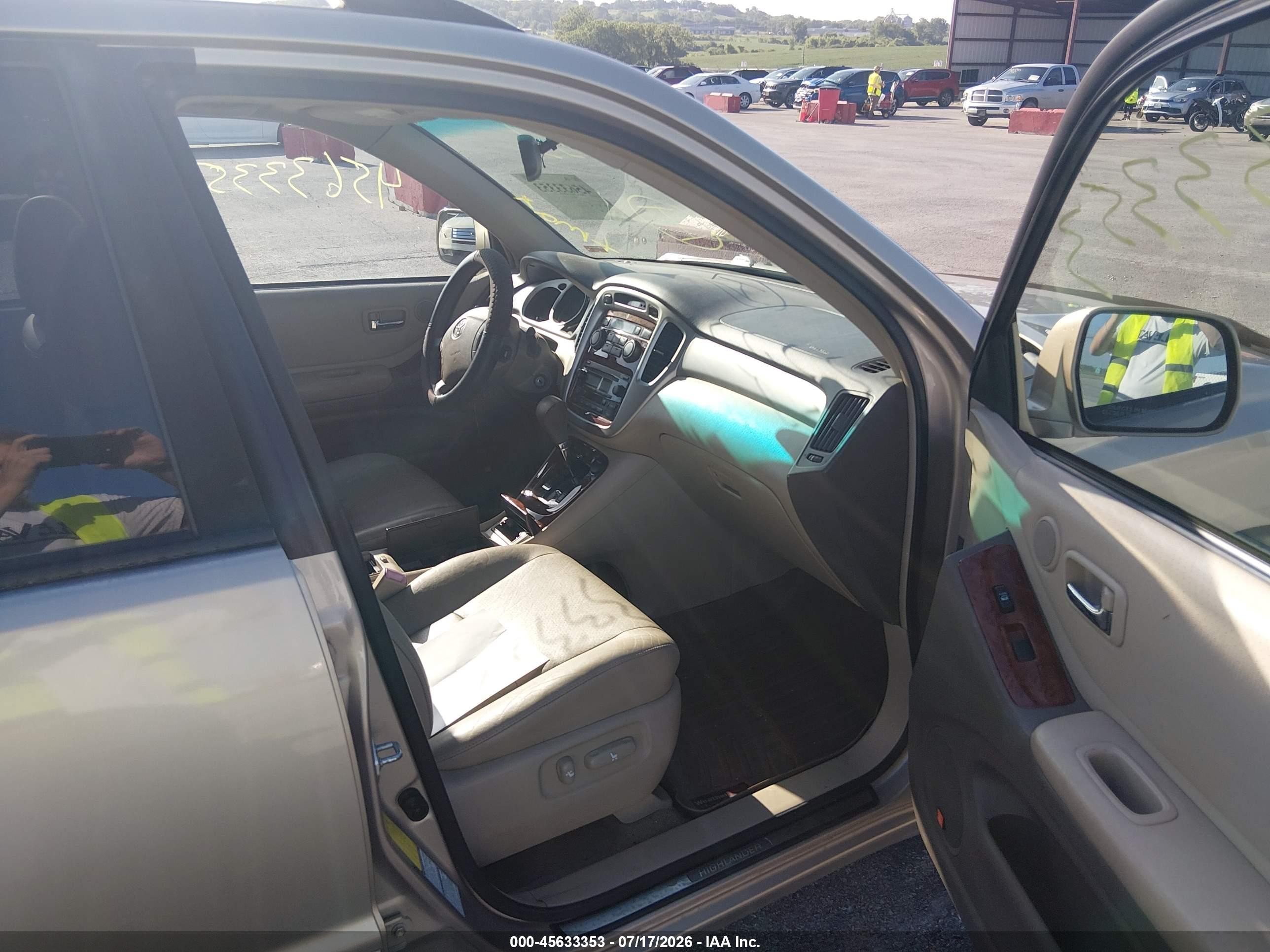 2005 Toyota Highlander Limited V6 Tan vin: JTEEP21A050120730