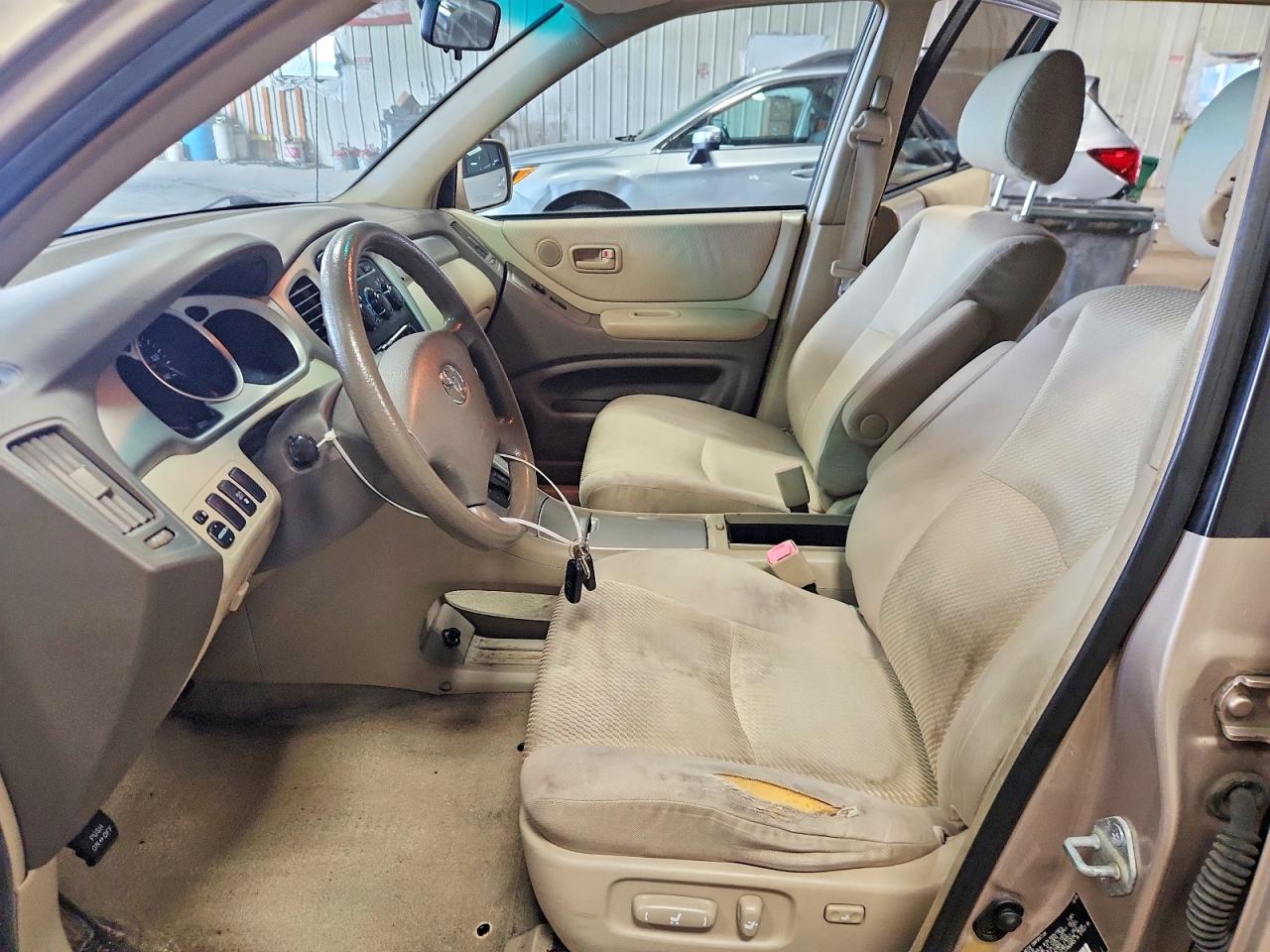 2005 Toyota Highlander Base Beige vin: JTEEP21A350107826