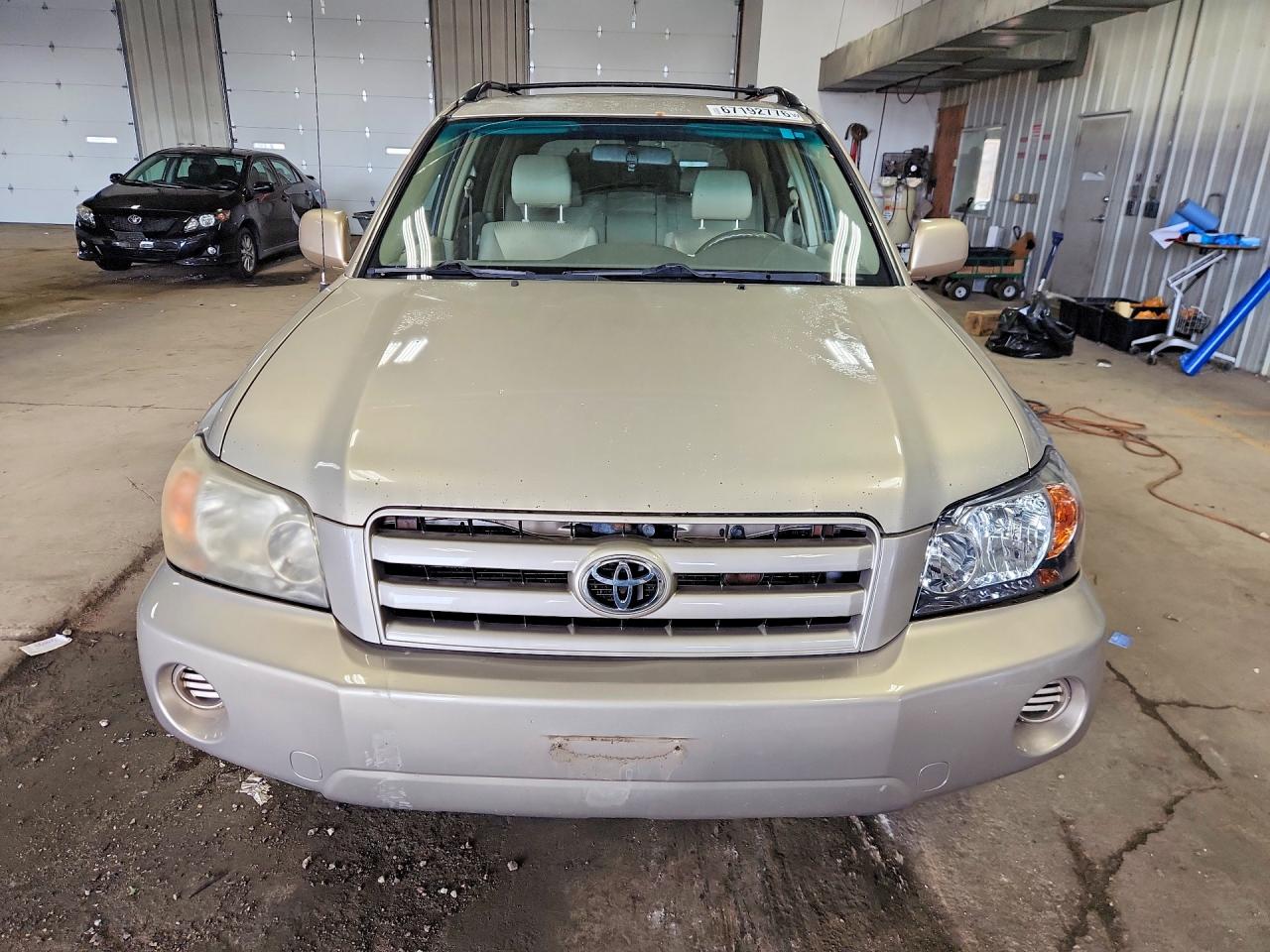 2005 Toyota Highlander Base Beige vin: JTEEP21A350107826