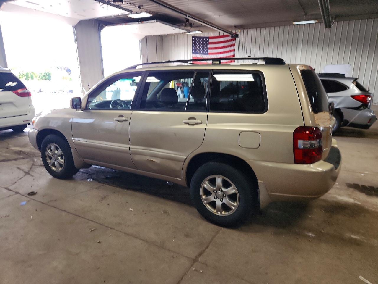 2005 Toyota Highlander Base Beige vin: JTEEP21A350107826