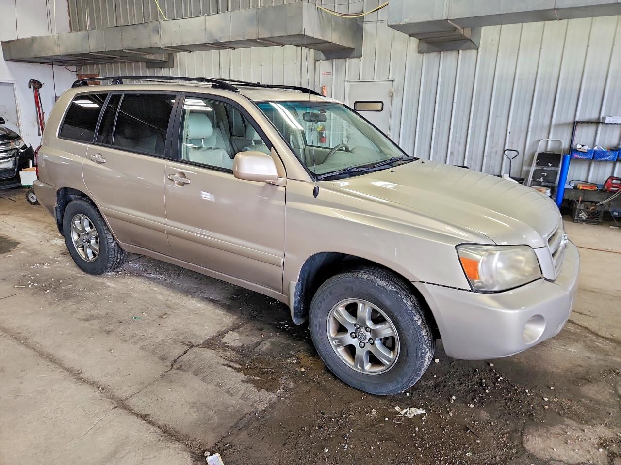 2005 Toyota Highlander Base Beige vin: JTEEP21A350107826