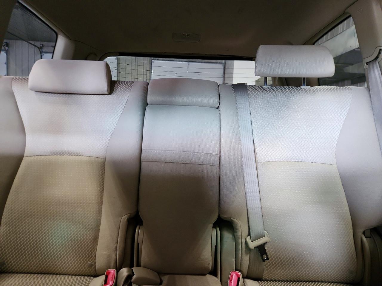 2005 Toyota Highlander Base Beige vin: JTEEP21A350107826