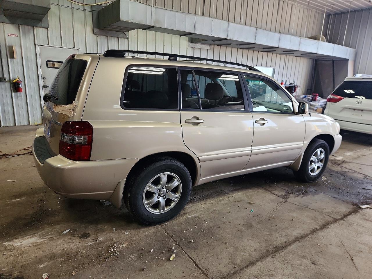 2005 Toyota Highlander Base Beige vin: JTEEP21A350107826