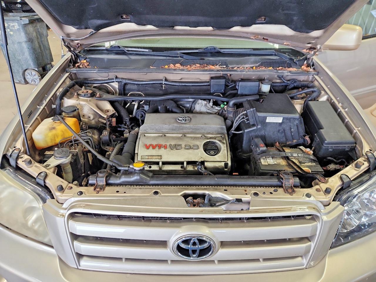2005 Toyota Highlander Base Beige vin: JTEEP21A350107826