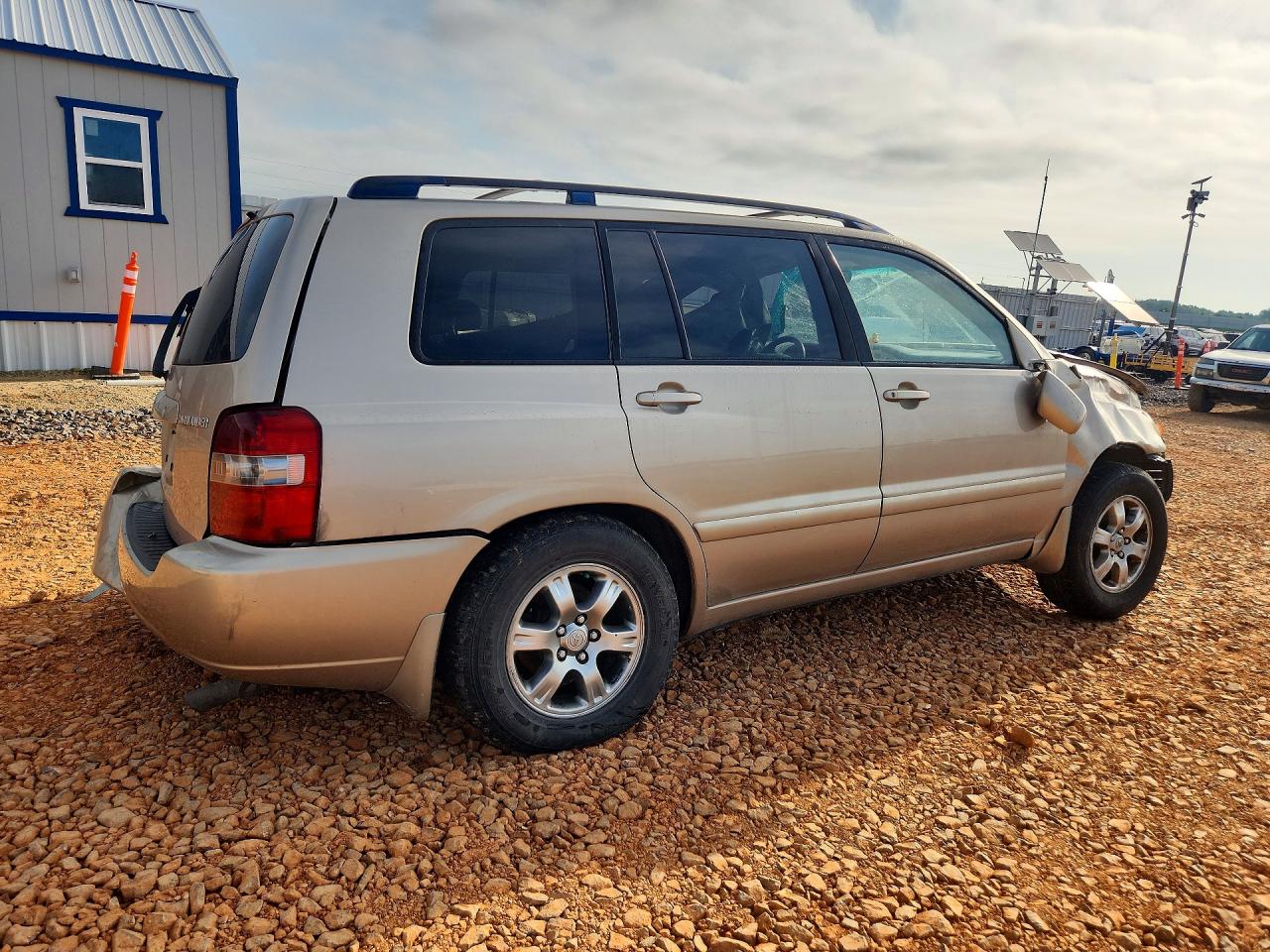 2004 Toyota Highlander Base Gold vin: JTEEP21A540020766