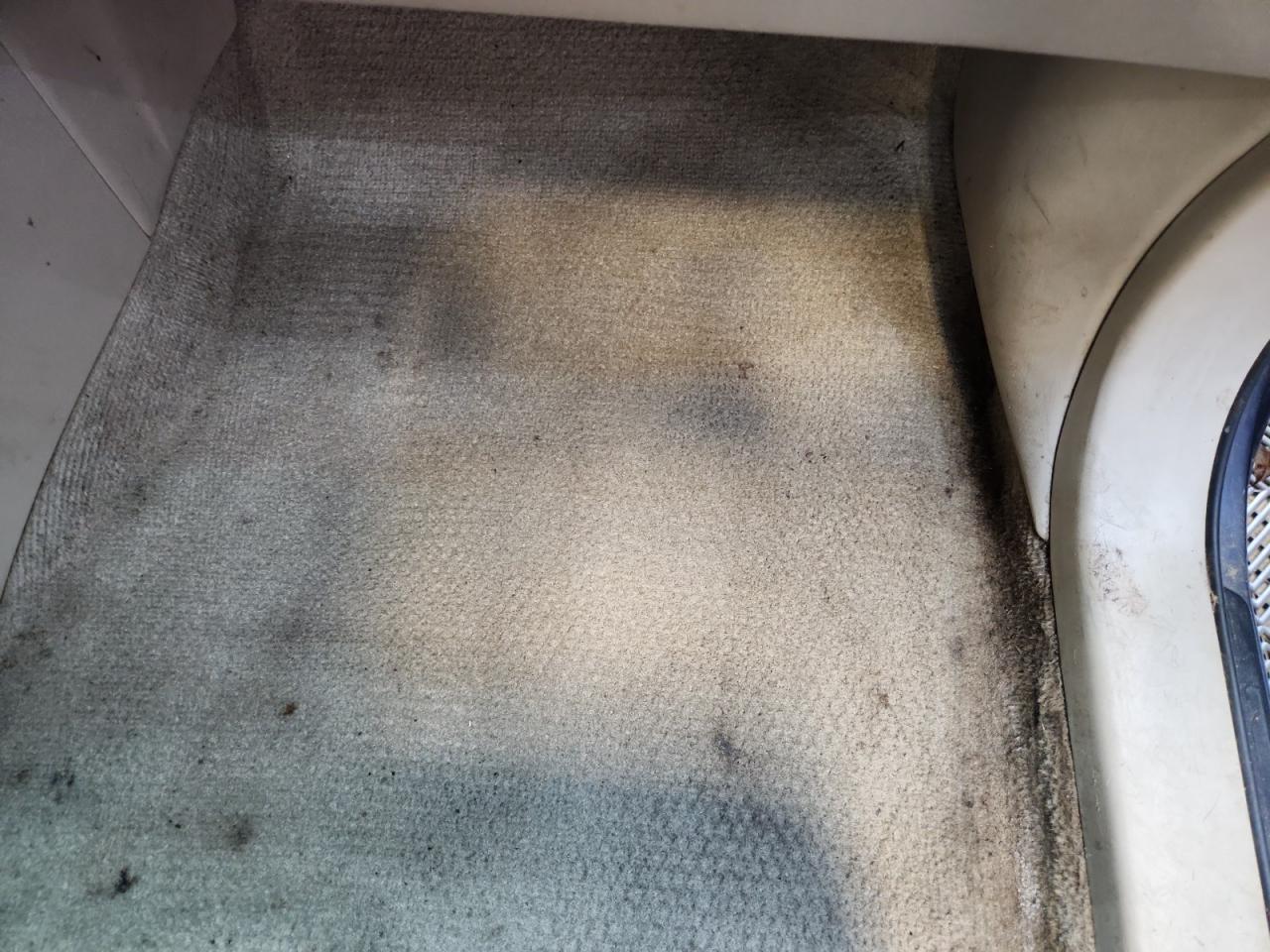 2006 Toyota Highlander Limited Blue vin: JTEEP21A760153760 Damage: Right Front Carpet, Stained, Permanent