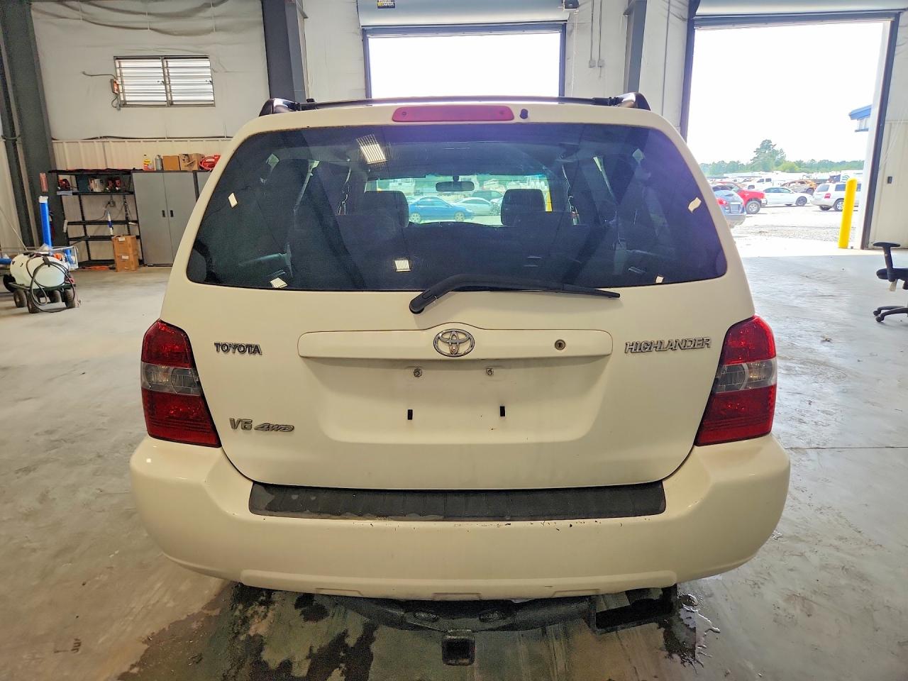2004 Toyota Highlander Base White vin: JTEEP21A940037344