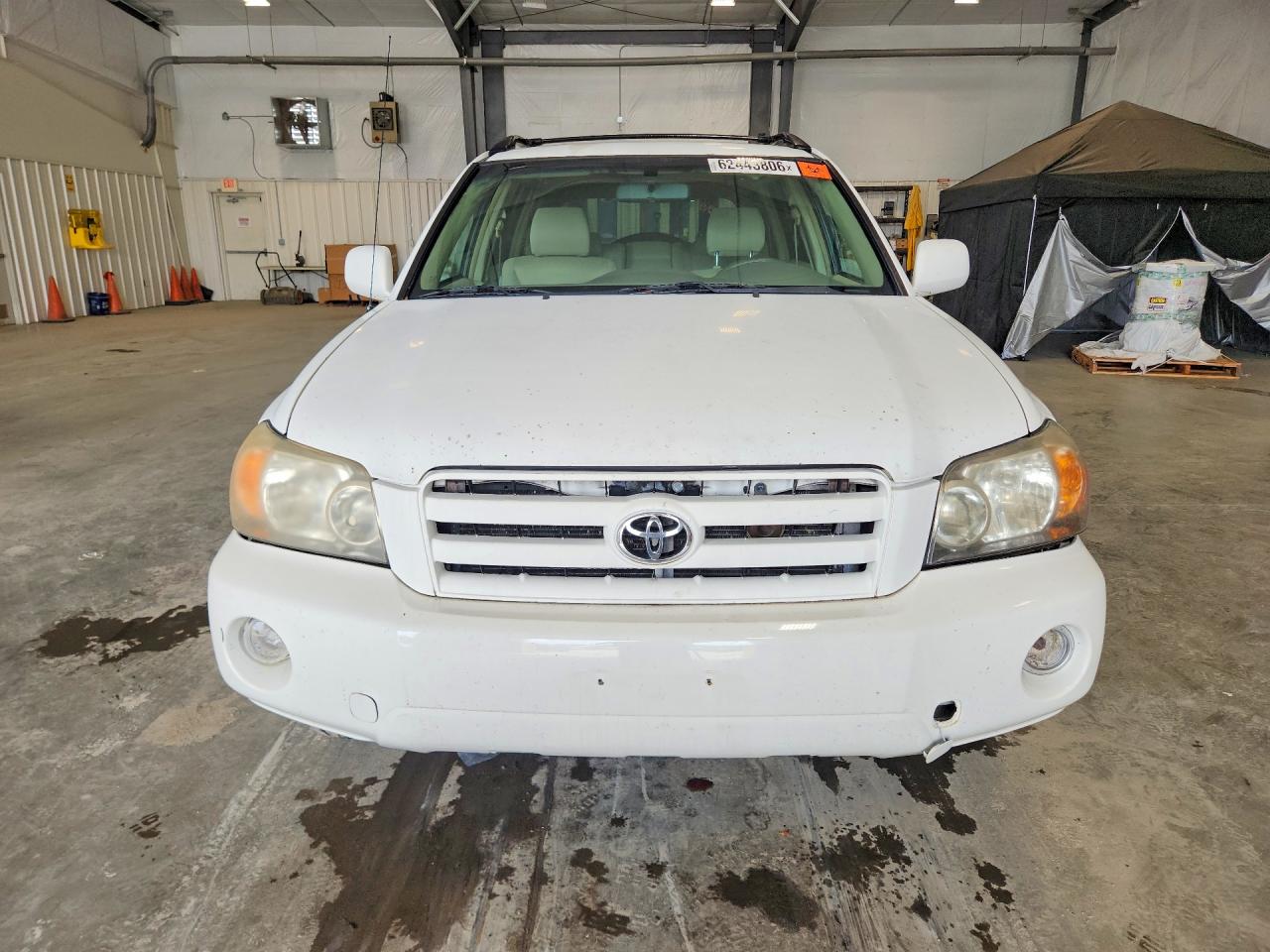 2004 Toyota Highlander Base White vin: JTEEP21A940037344