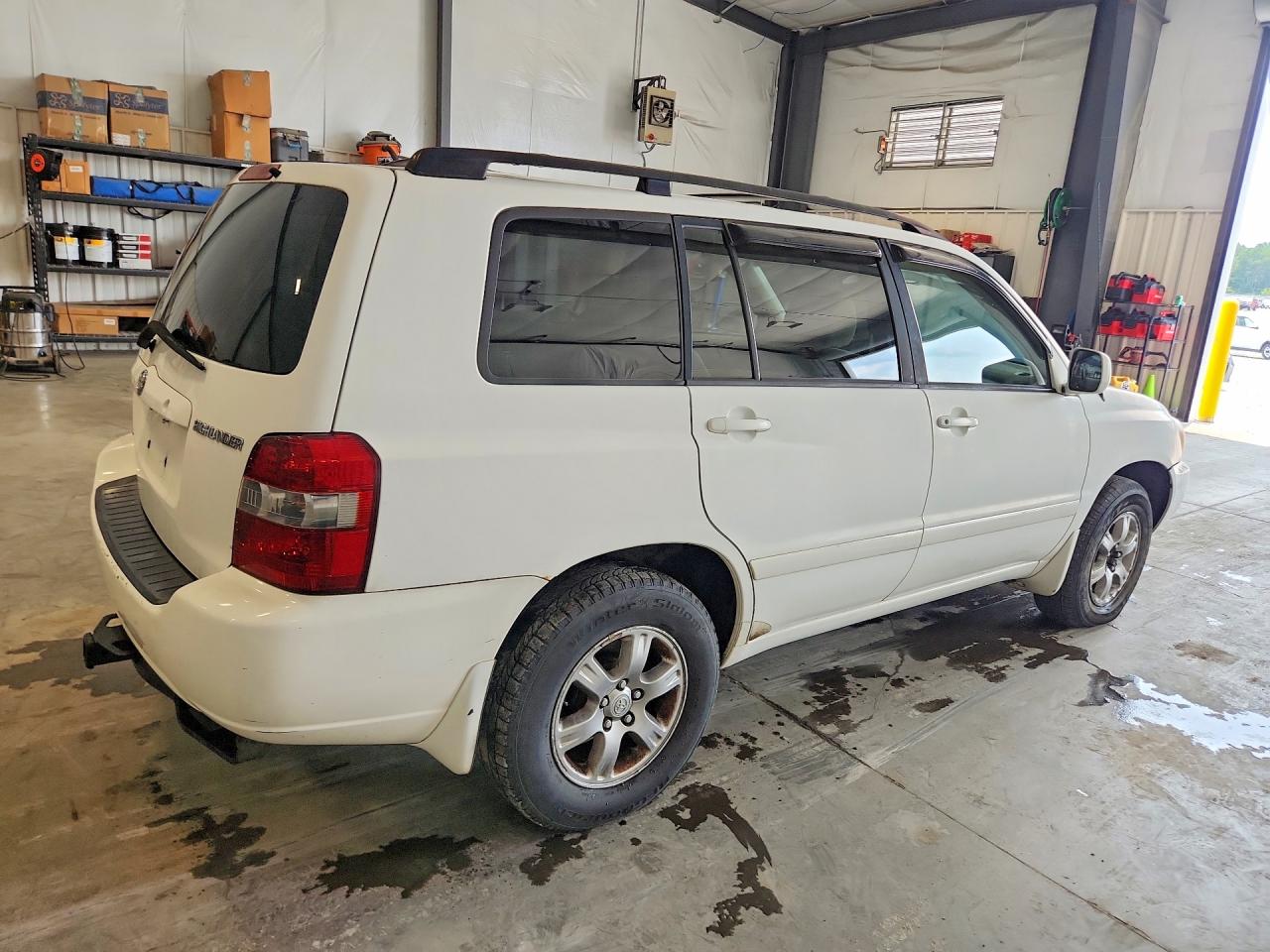 2004 Toyota Highlander Base White vin: JTEEP21A940037344